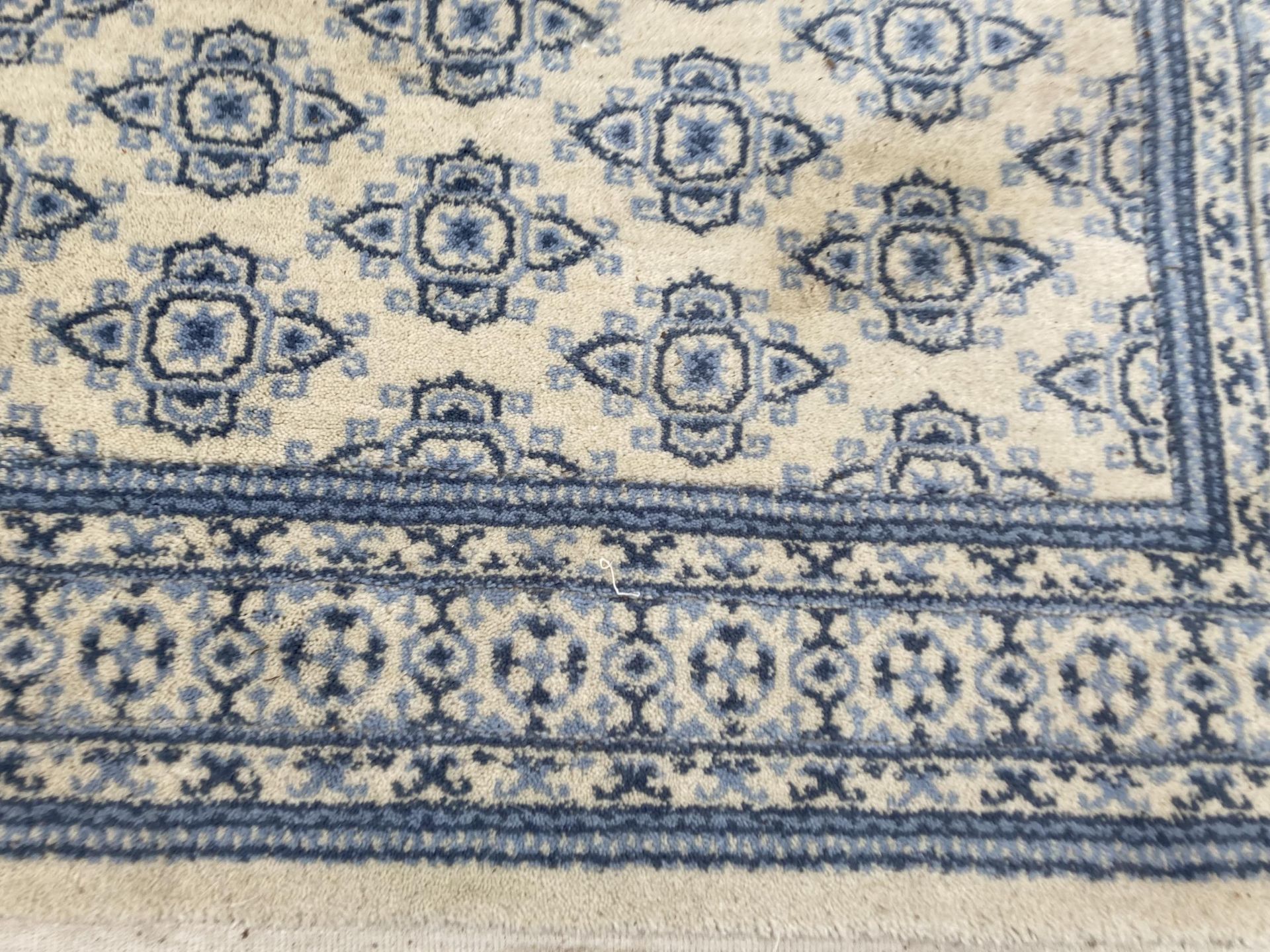 TWO MODERN CREAM AND BLUE PATTERNED FRINGED RUGS - Bild 2 aus 5