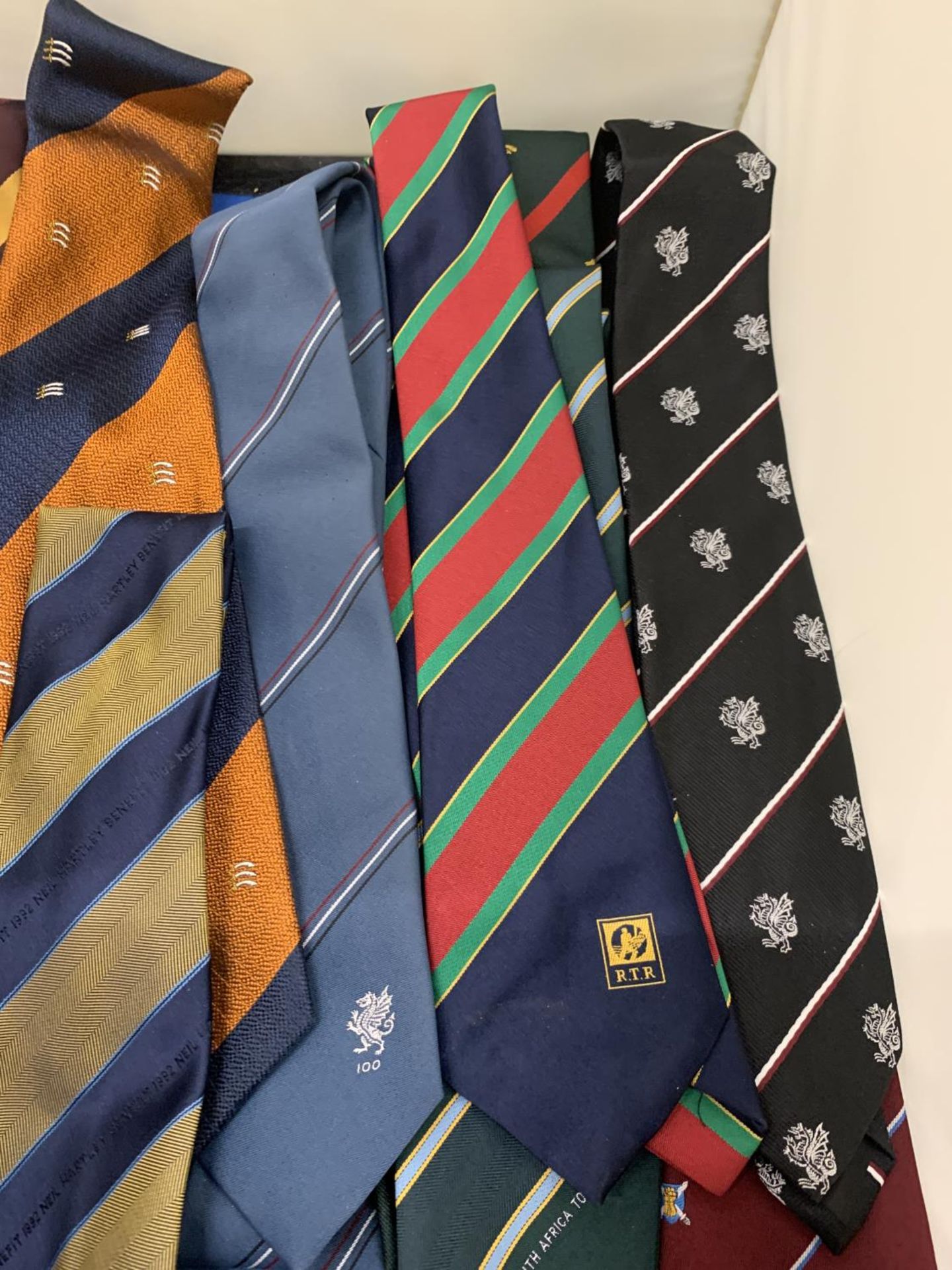 A COLLECTION OF CRICKET INTERNATIONAL AND BENEFIT TIES, MOSTLY VINTAGE - APPROX 20 IN TOTAL - Bild 3 aus 4