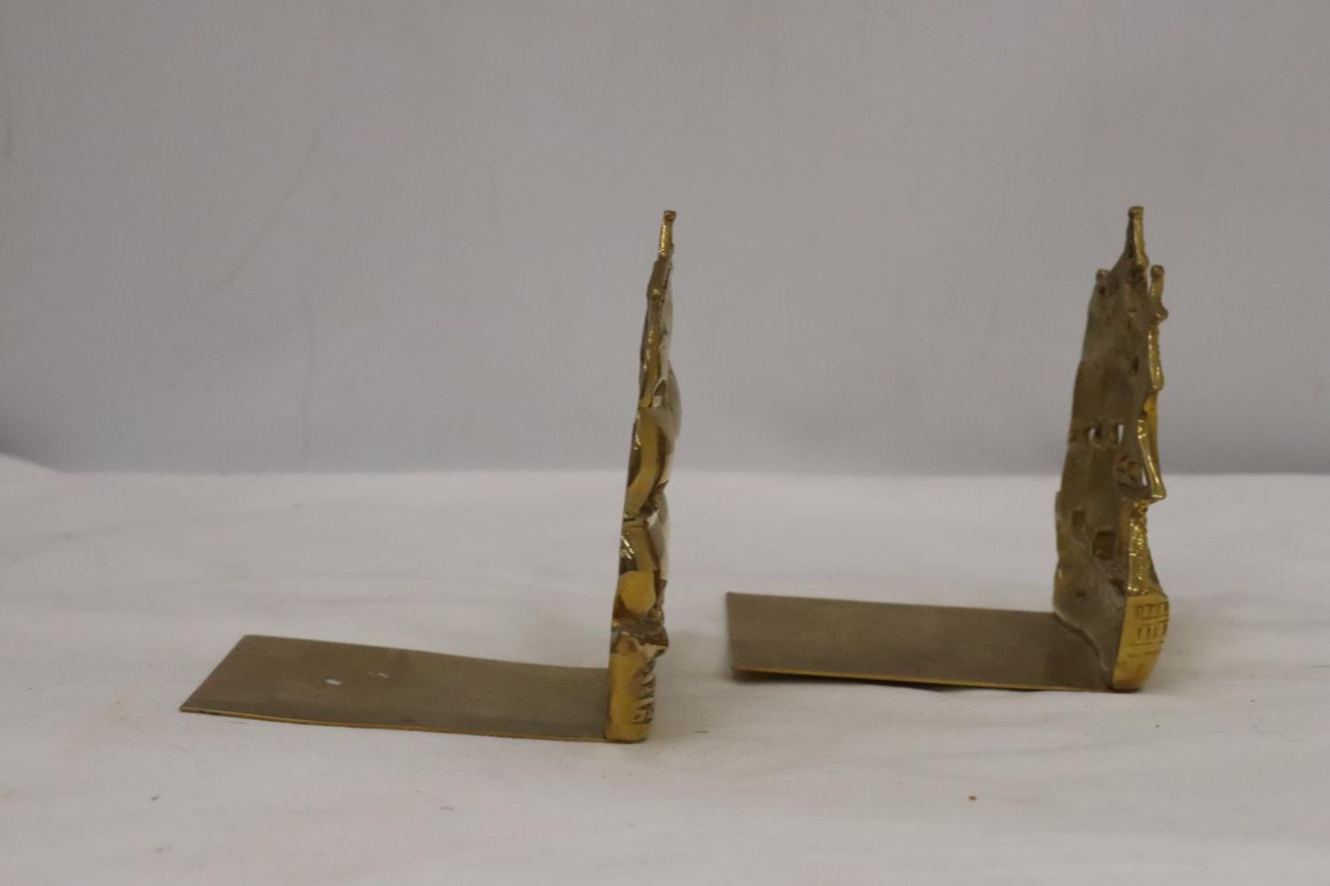 A PAIR OF VINTAGE BRASS SHIP BOOKENDS - Image 3 of 5
