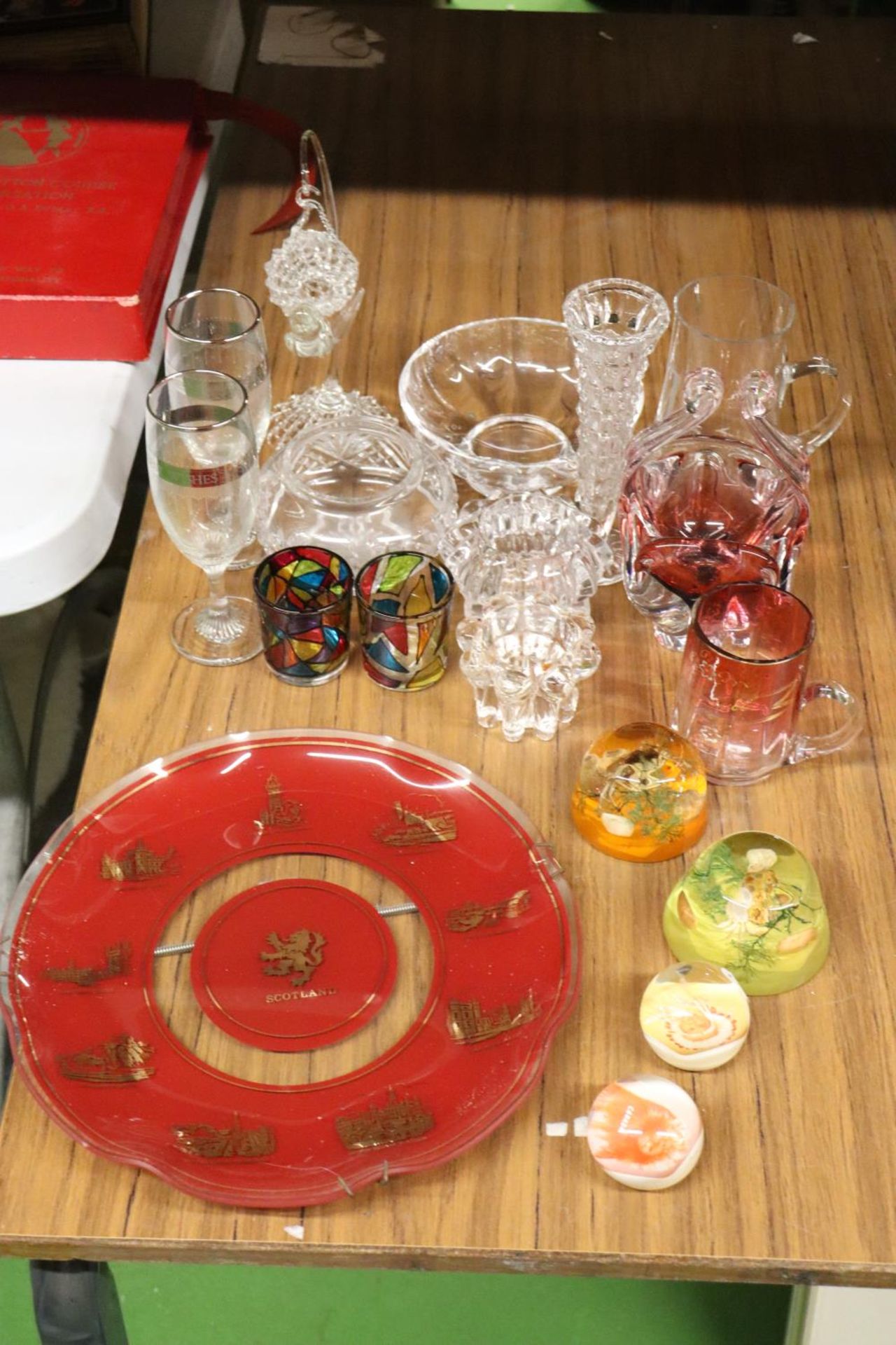 A QUANTITY OF GLASSWARE TO INCLUDE PAPERWEIGHTS, CANDLE HOLDERS, A SCOTLAND WALL PLATE, BOWLS, ETC