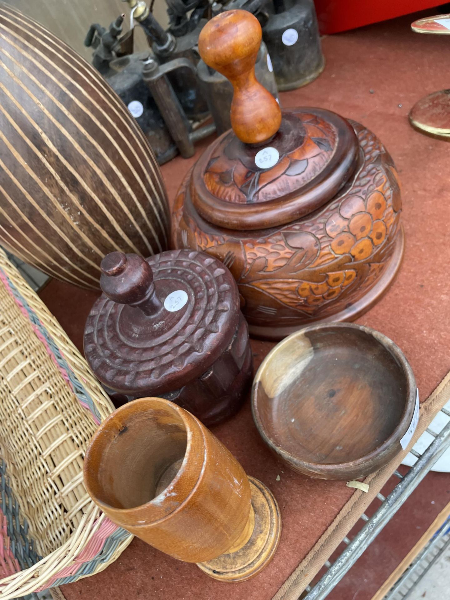 AN ASSORTMENT OF TREEN ITEMS TO INCLUDE A LIDDED BOWL, AND VASES ETC - Image 2 of 3