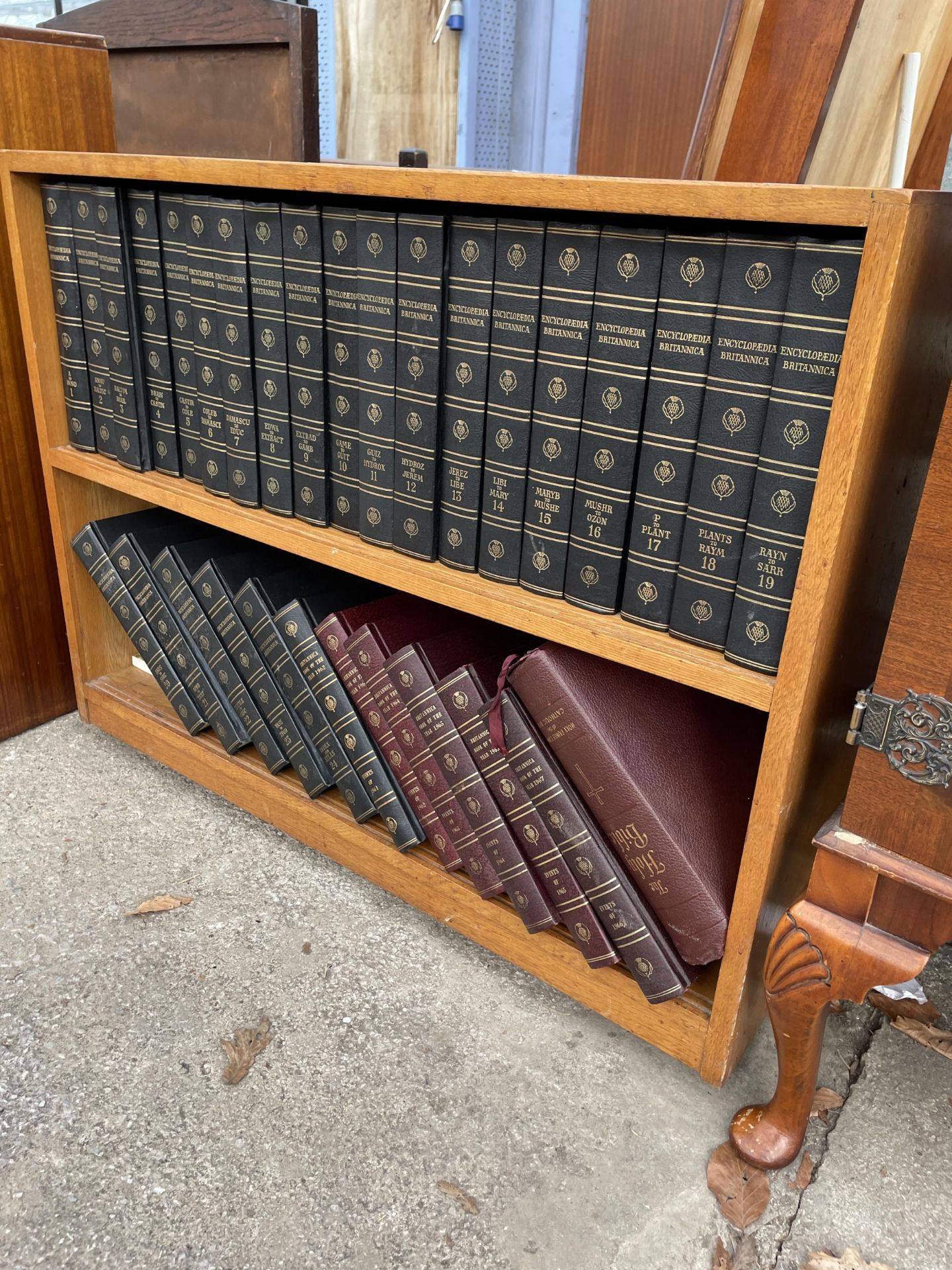 AN OAK OPEN BOOKCASE CONTAINING ENCYCLOPEDIAS 36" WIDE - Image 2 of 2