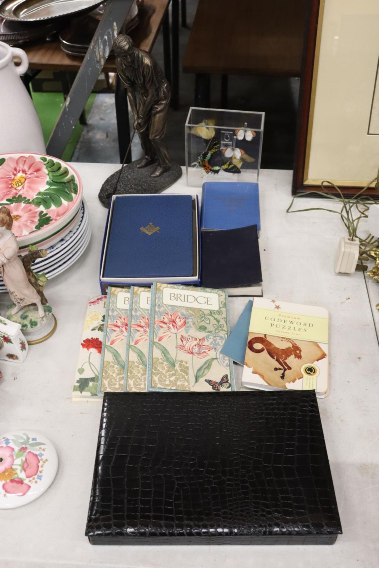 A MIXED LOT TO INCLUDE A FIGURE OF A GOLFER, TAXIDERMY BUTTERFLIES IN A CLEAR CASE, MASONIC BOOKS,