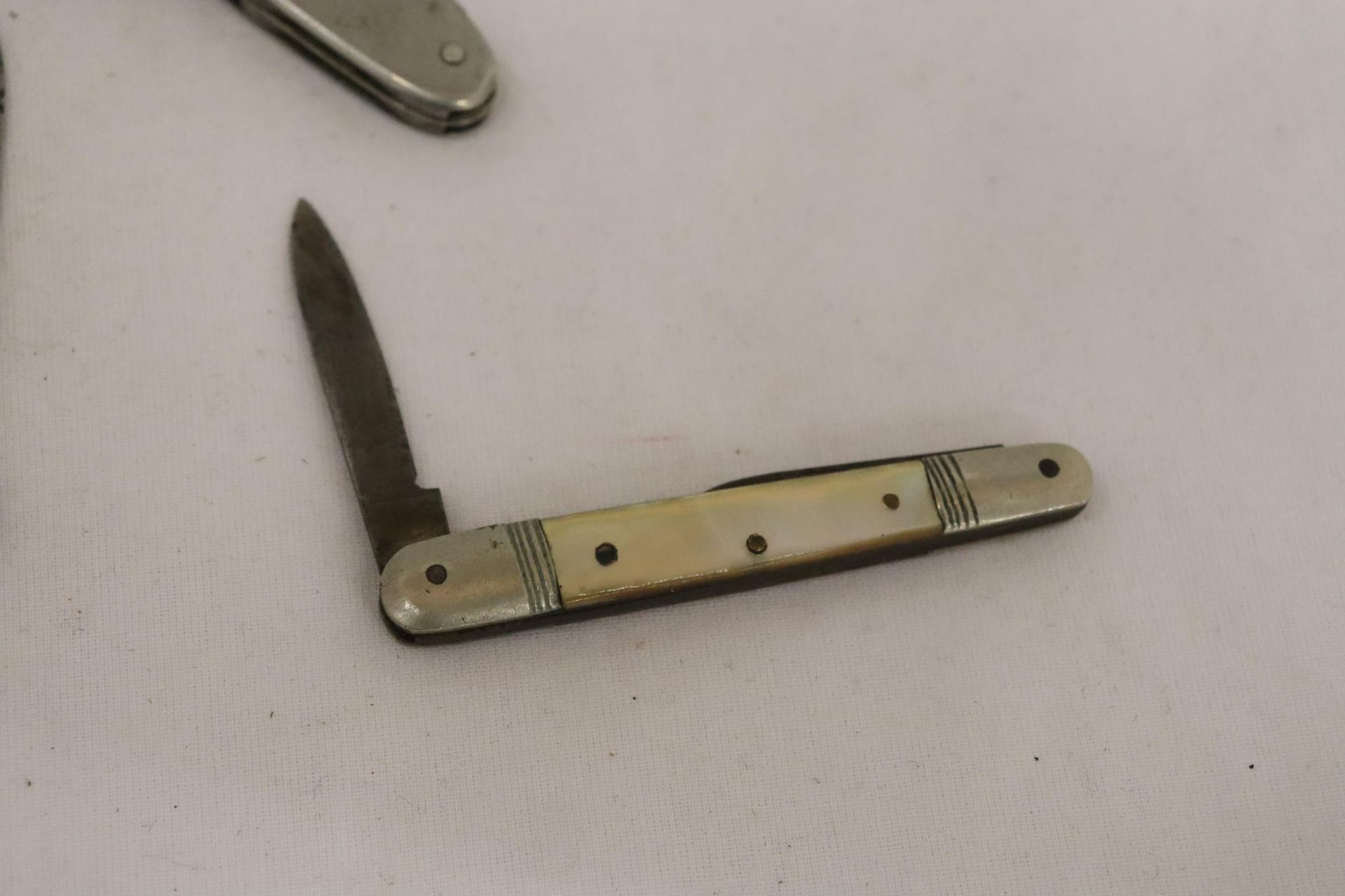 FIVE VINTAGE POCKET/PEN KNIVES TO INCUDE MOTHER OF PEARL - Image 5 of 6