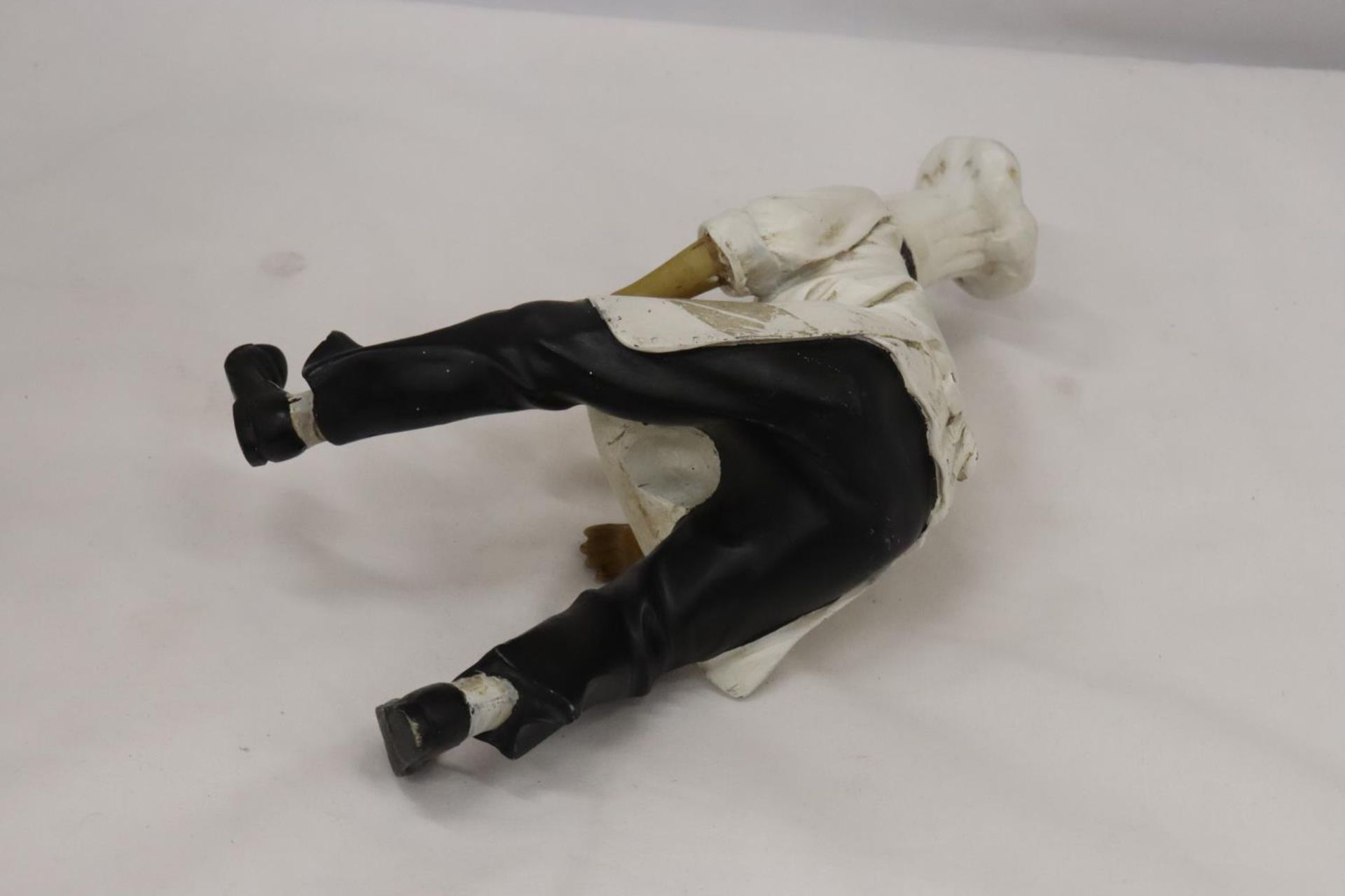 A FIGURE OF A CHEF, HEIGHT 30CM - Image 4 of 4