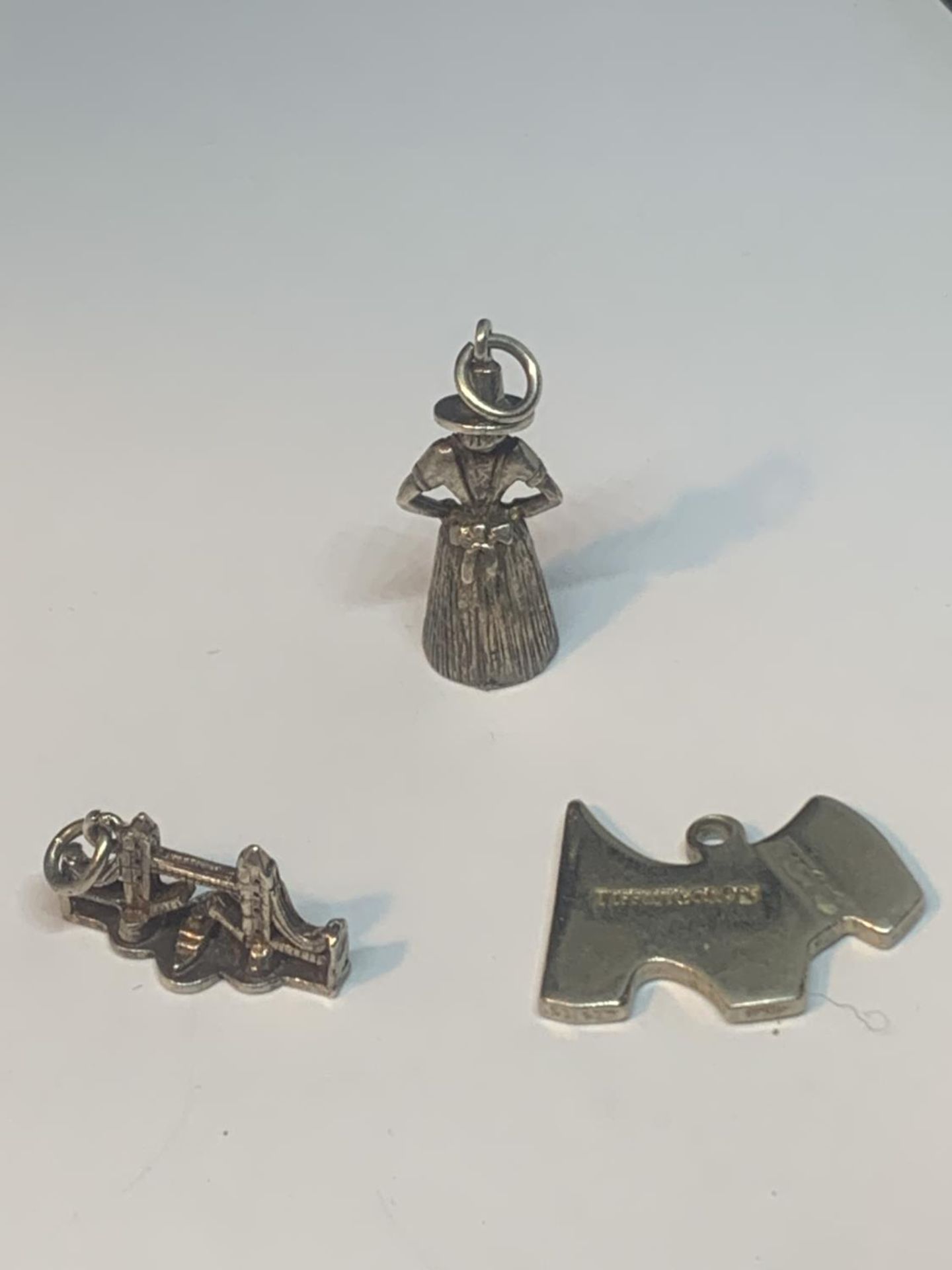 EIGHT VARIOUS SILVER CHARMS - Image 3 of 4