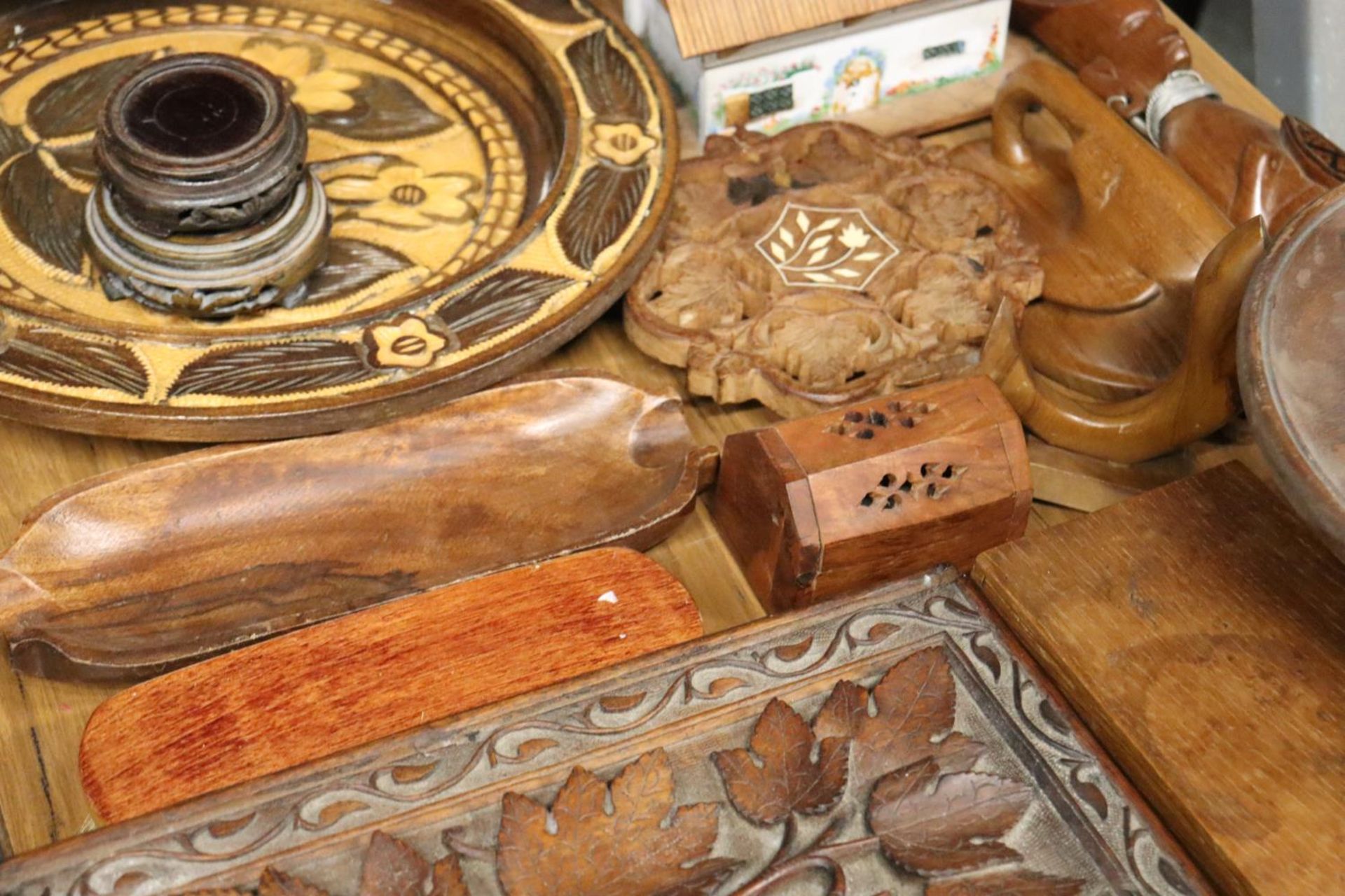 A QUANTITY OF TREEN TO INCLUDE A CHESS BOARD, CHINESE CARVED HARDWOOD BASES, CARVED WOODEN BOX, - Image 4 of 5