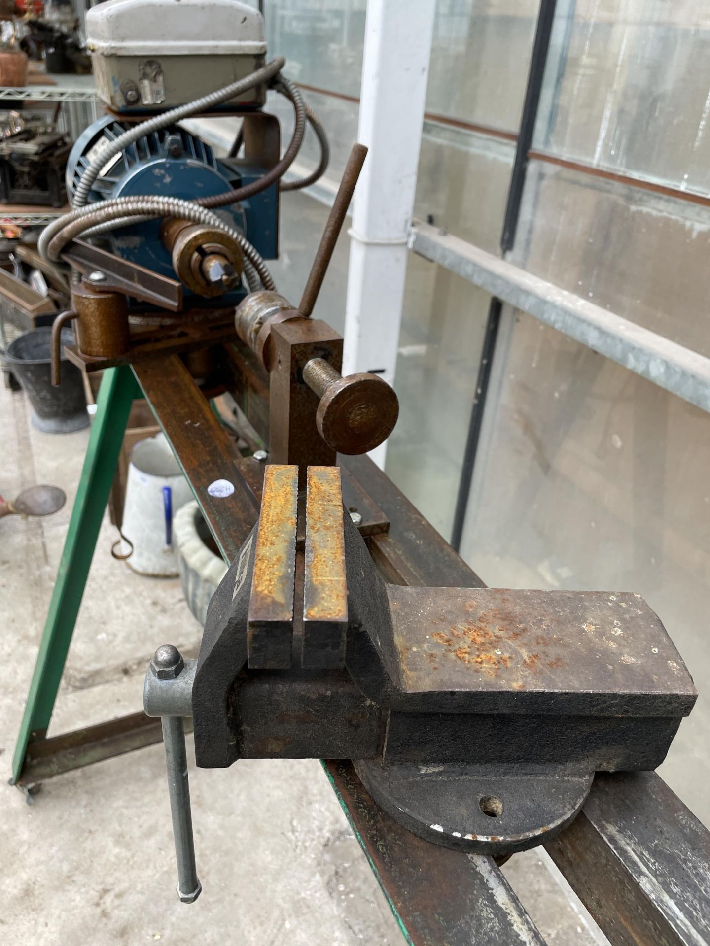 A METAL TURNING LATHE ON A STAND WITH A HILKA BENCH VICE - Image 5 of 6