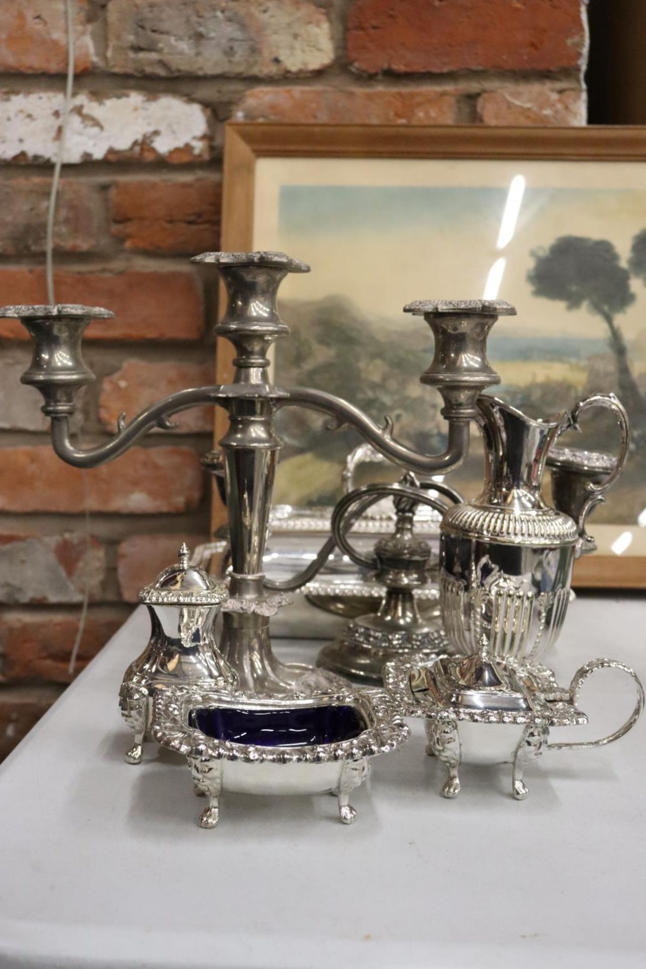 A QUANTITY OF SILVER PLATE TO INCLUDE SERVING DISH WITH LID, CANDLEABRA, PEPPER POT, ETC., - Bild 3 aus 5