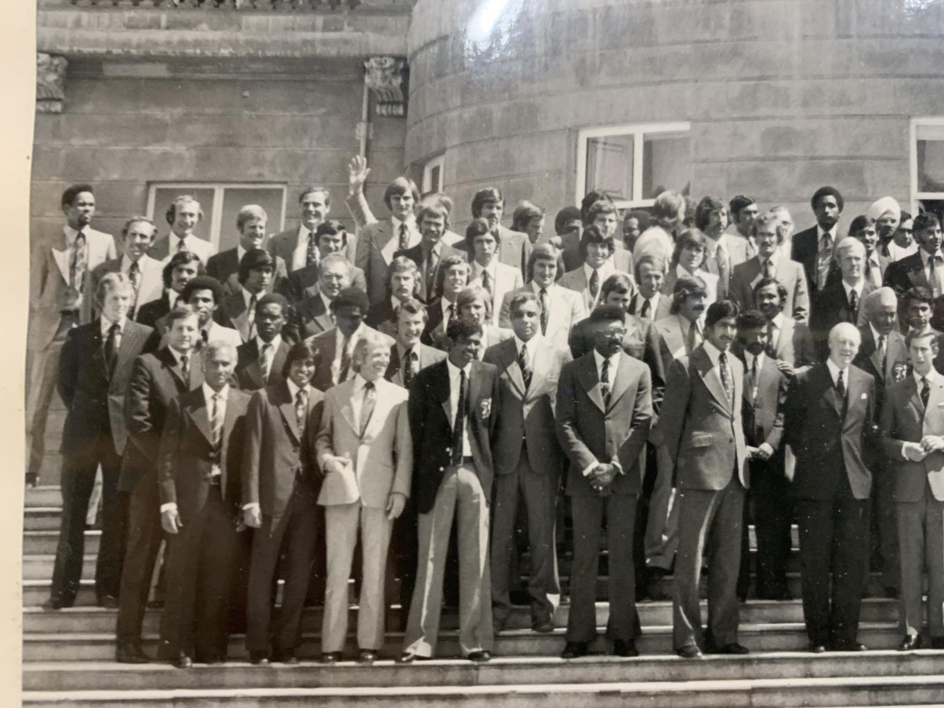 A PHOTOGRAPHIC IMAGE TAKEN OUTSIDE BUCKINGHAM PALACE AT A RECEPTION GIVEN BY HM QUEEN ELIZABETH - Bild 3 aus 5