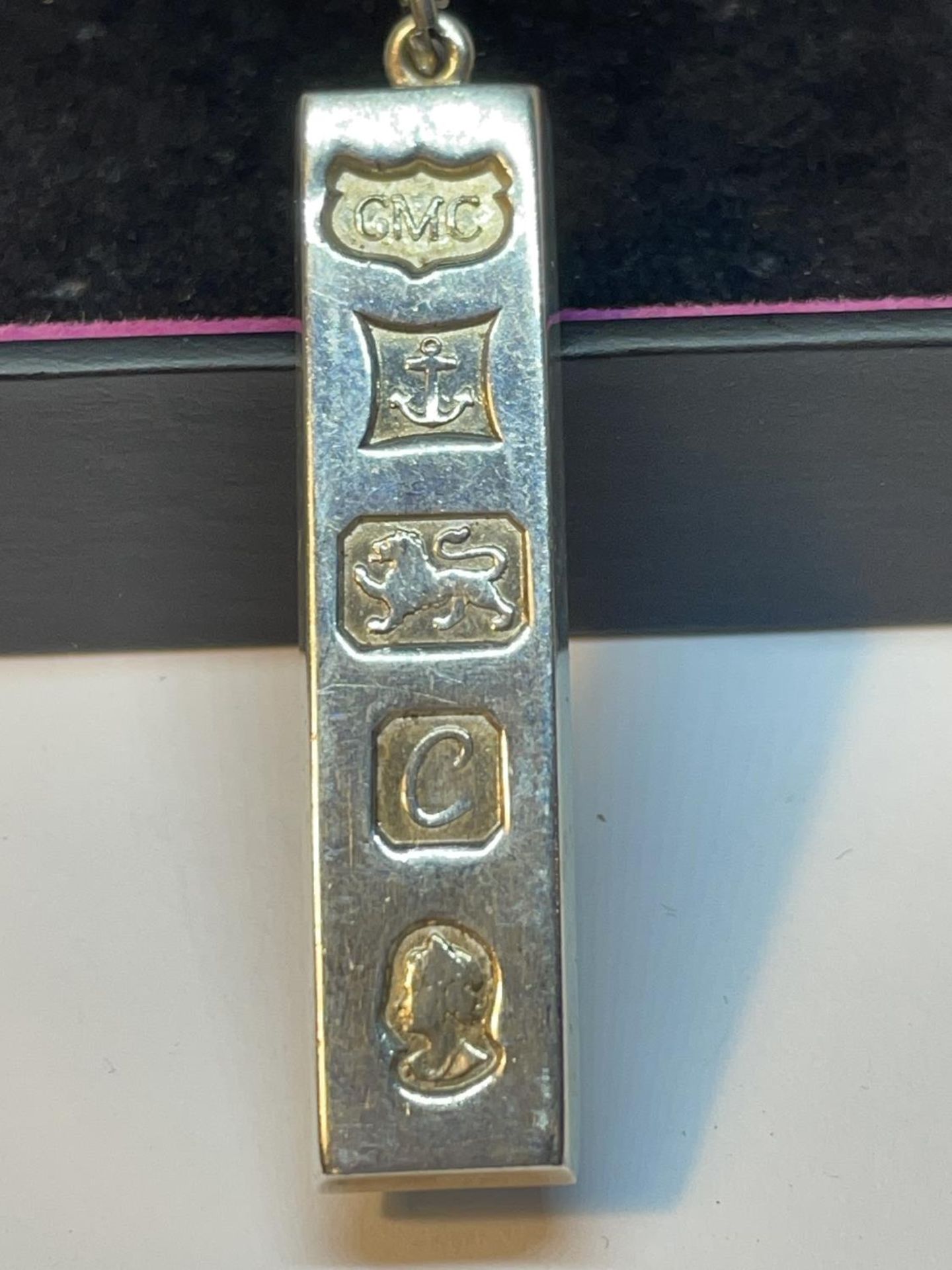 A SILVER INGOT ON A CHAIN IN A PRESENTATION BOX - Image 2 of 3
