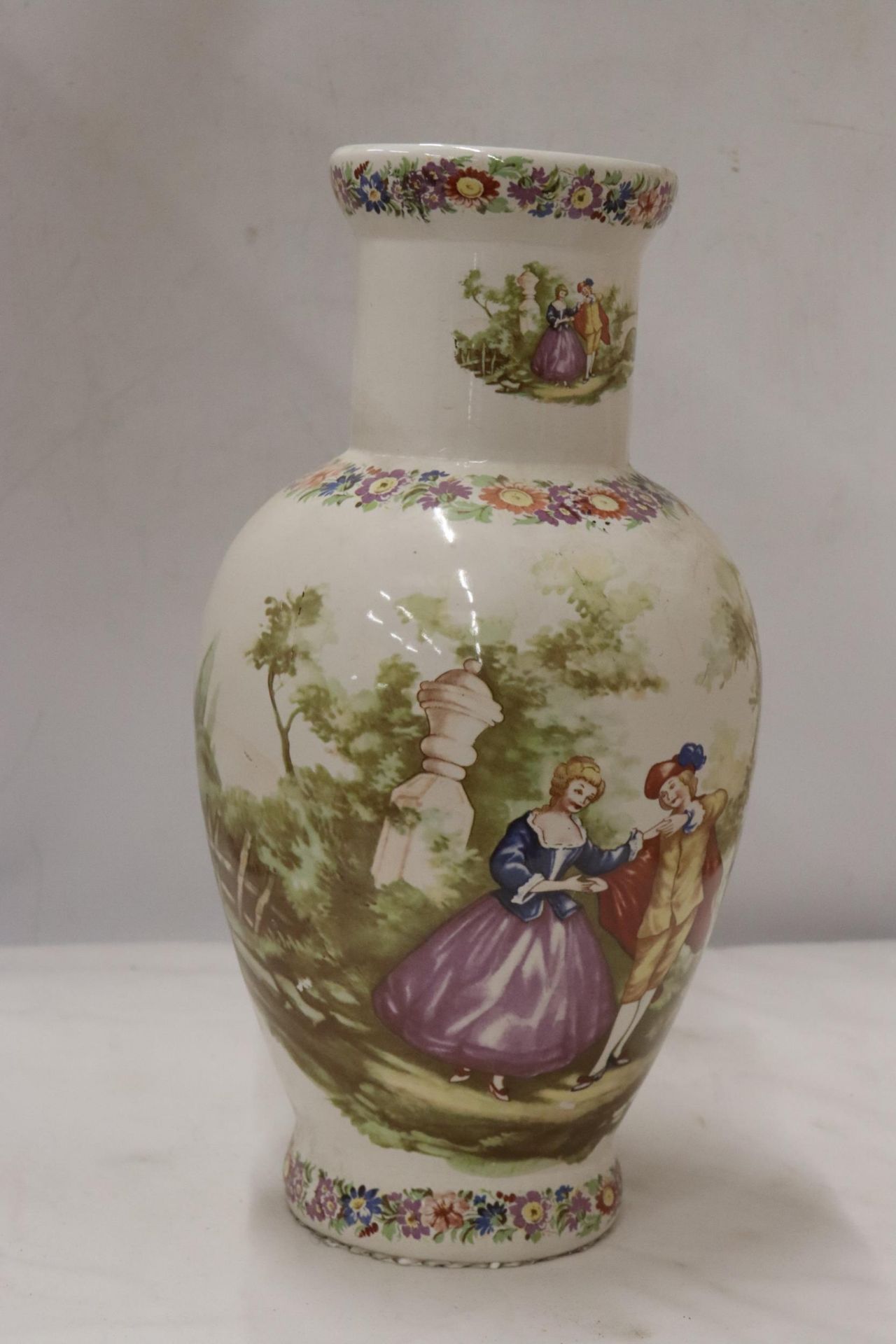 A LARGE VICTORIAN STYLE VASE WITH TRANSFER PRINTED PRINT, HEIGHT 37CM