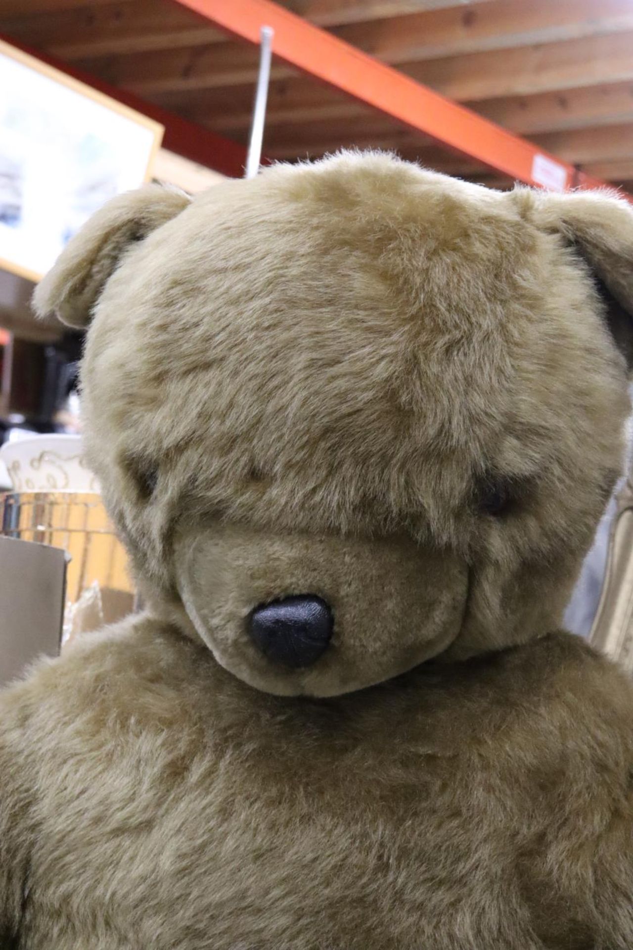 A LARGE PLUSH TEDDY BEAR FROM THE 1970'S, HEIGHT APPROX 112CM - Bild 2 aus 4