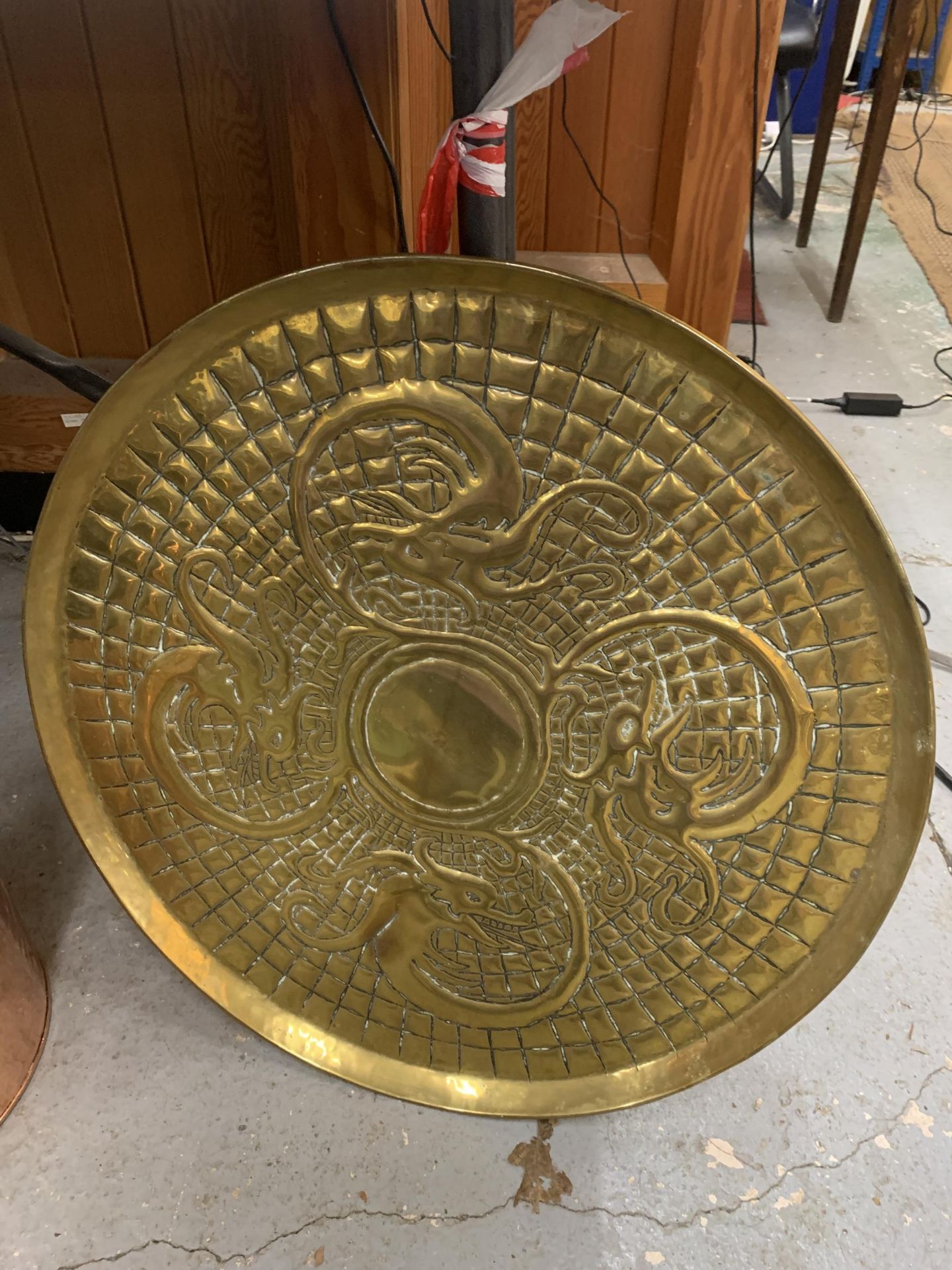 A DECORATIVE BRASS CHARGER