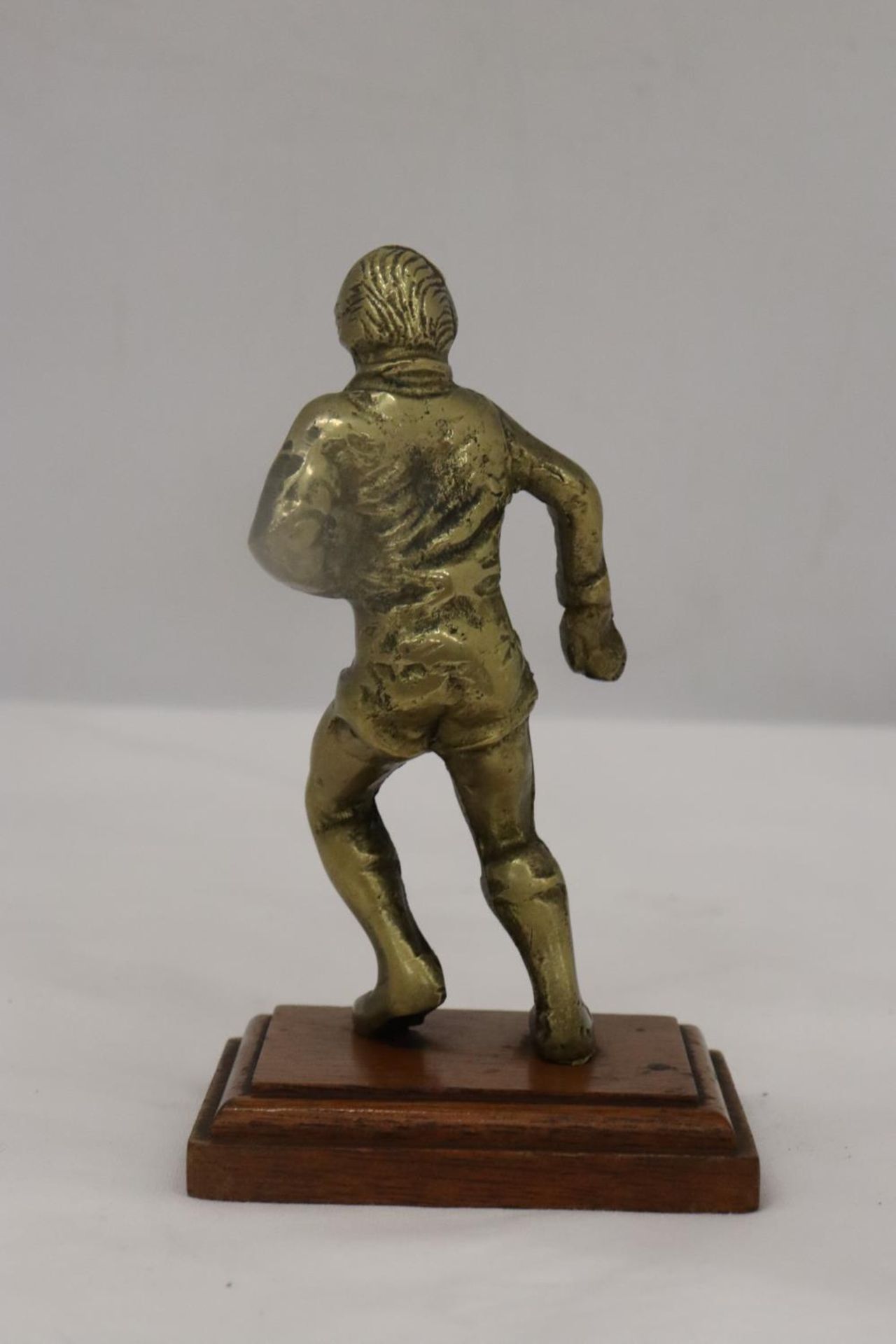 A VINTAGE BRASS RUGBY PLAYER ON A WOODEN PLINTH - Image 3 of 5