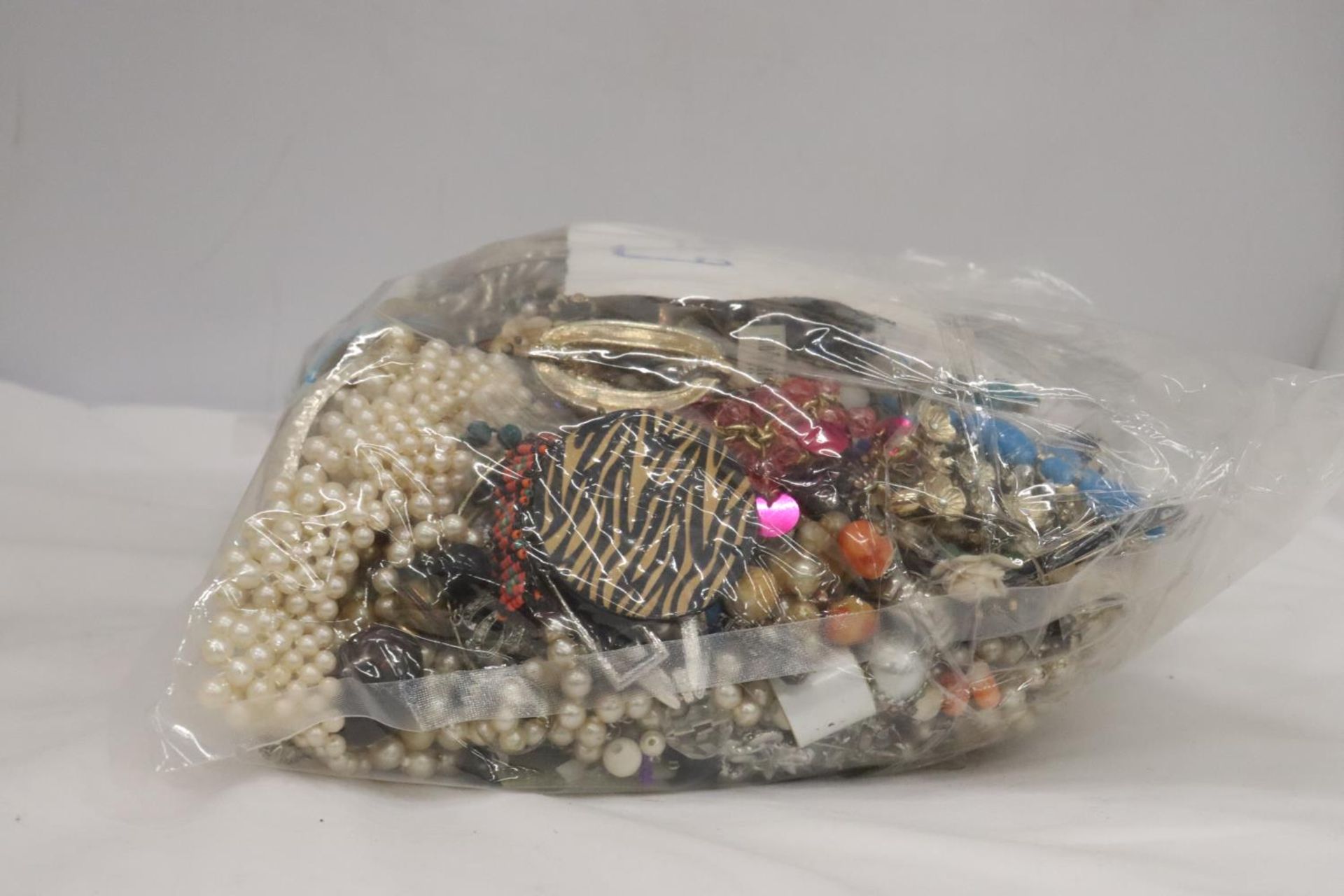 A LARGE QUANTITY OF COSTUME JEWELLERY - 5 KG IN TOTAL - Image 4 of 8