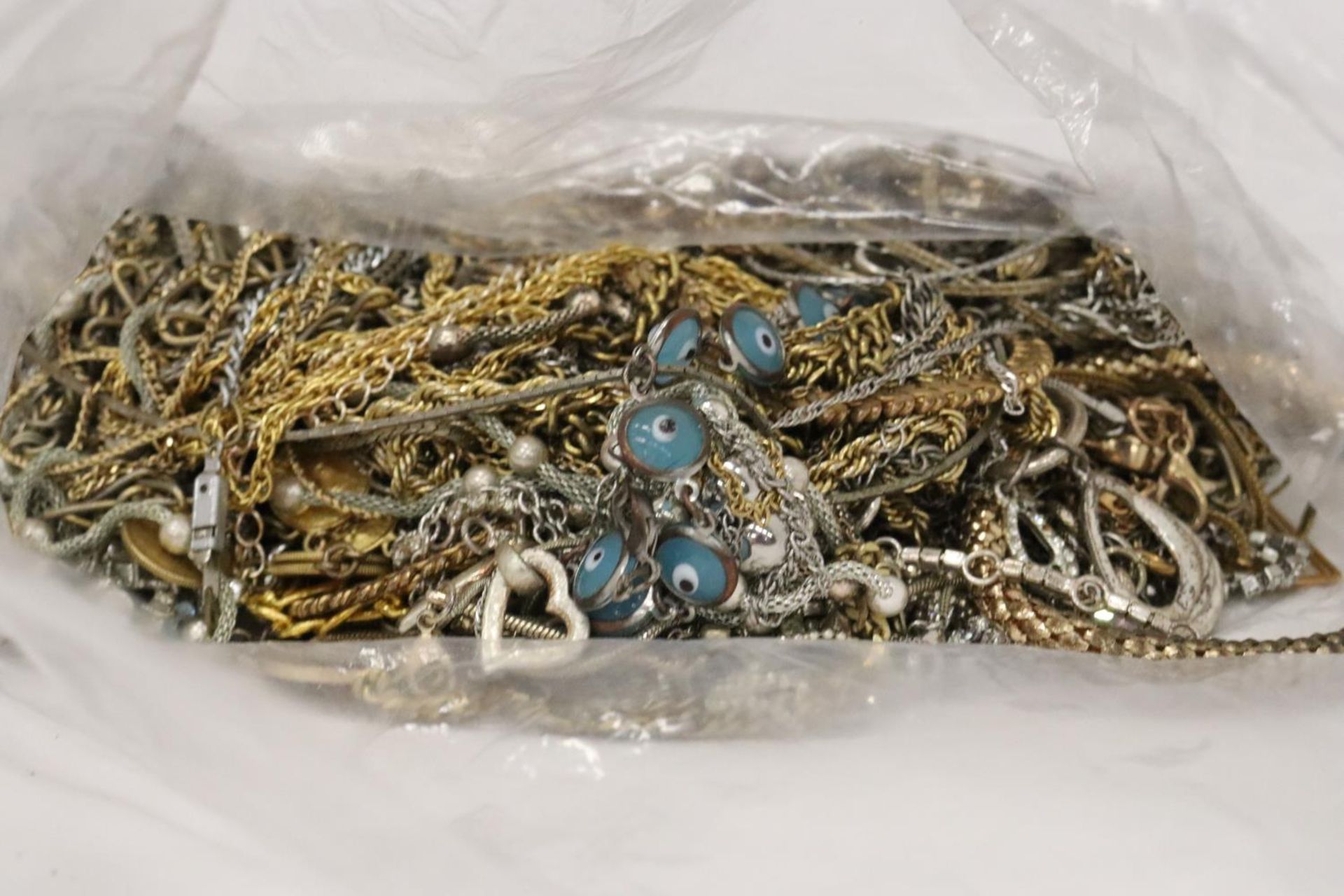 A LARGE QUANTITY OF YELLOW AND WHITE METAL CHAINS ETC - Image 4 of 6