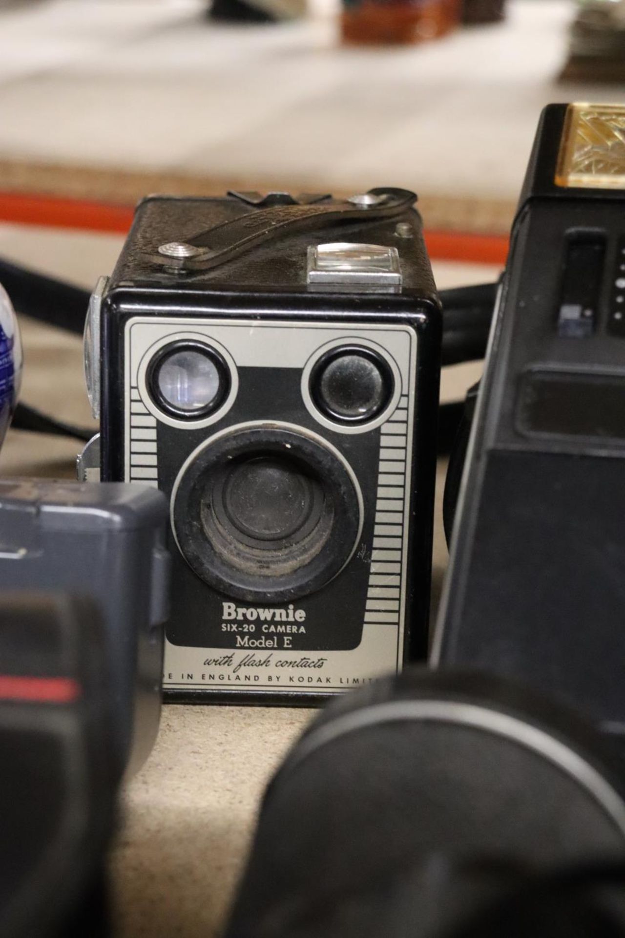 A QUANTITY OF CAMERAS TO INCLUDE A KODAK EK160-EF INSTANT CAMERA, KODAK BROWNIE, PENTAX OPTIO S4i, - Image 2 of 5