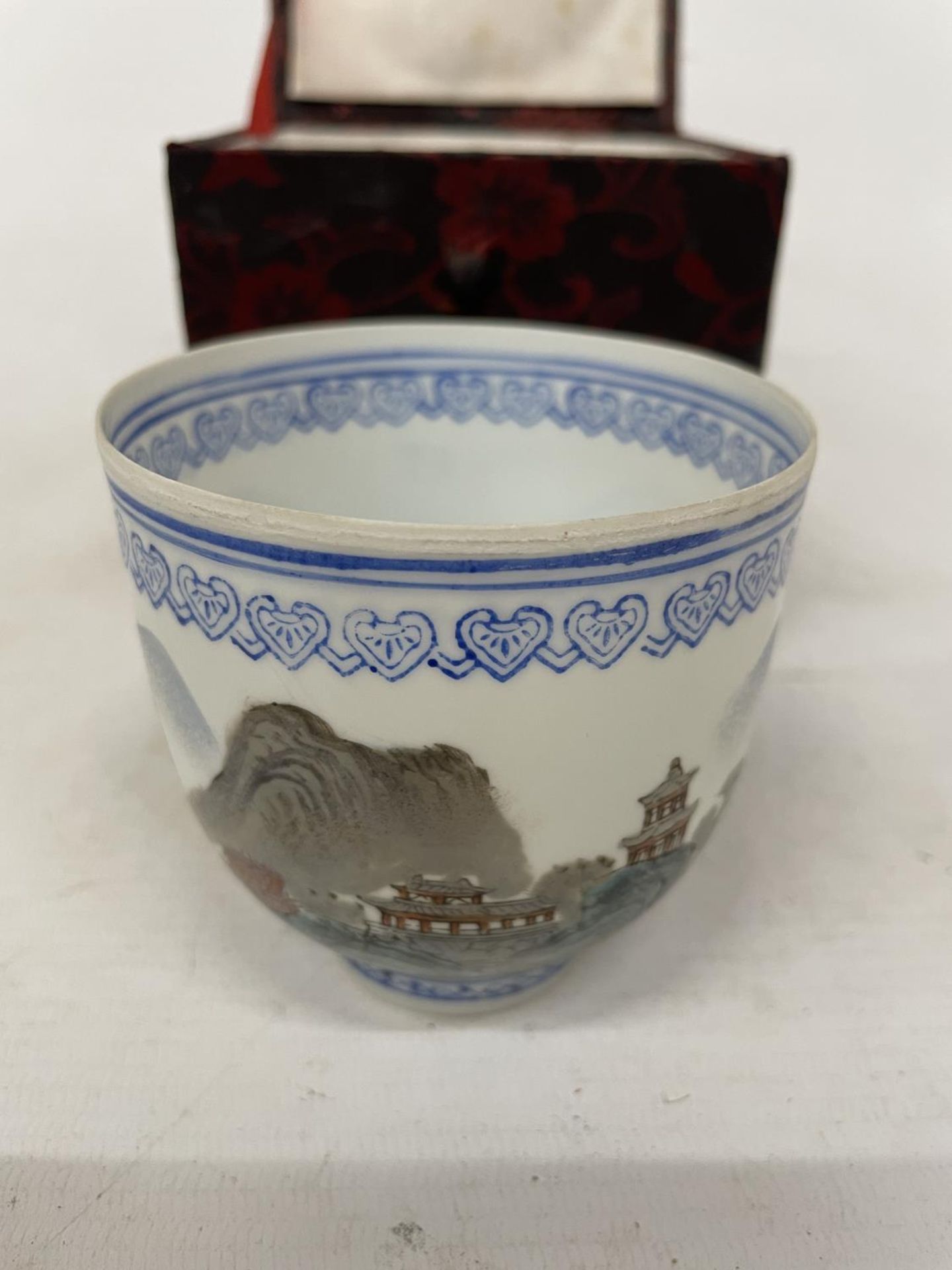 A CHINESE EGGSHELL PAPER THIN PORCELAIN HAND PAINTED CUP WITH POLYCHROME LANDSCAPE DECORATION - Bild 2 aus 4