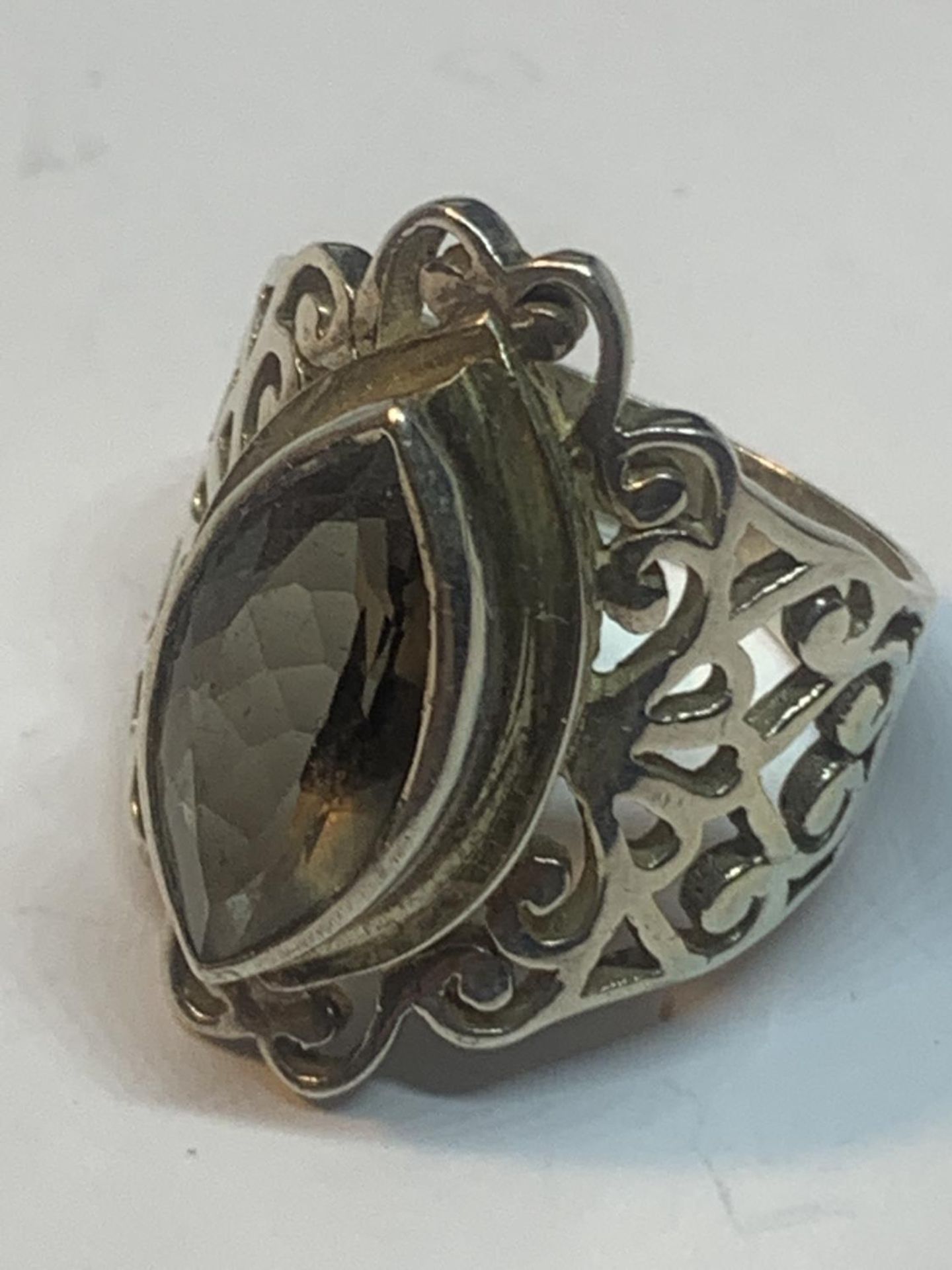 A SILVER DRESS RING WITH A SMOKEY STONE IN A PRESENTATION BOX - Image 3 of 4