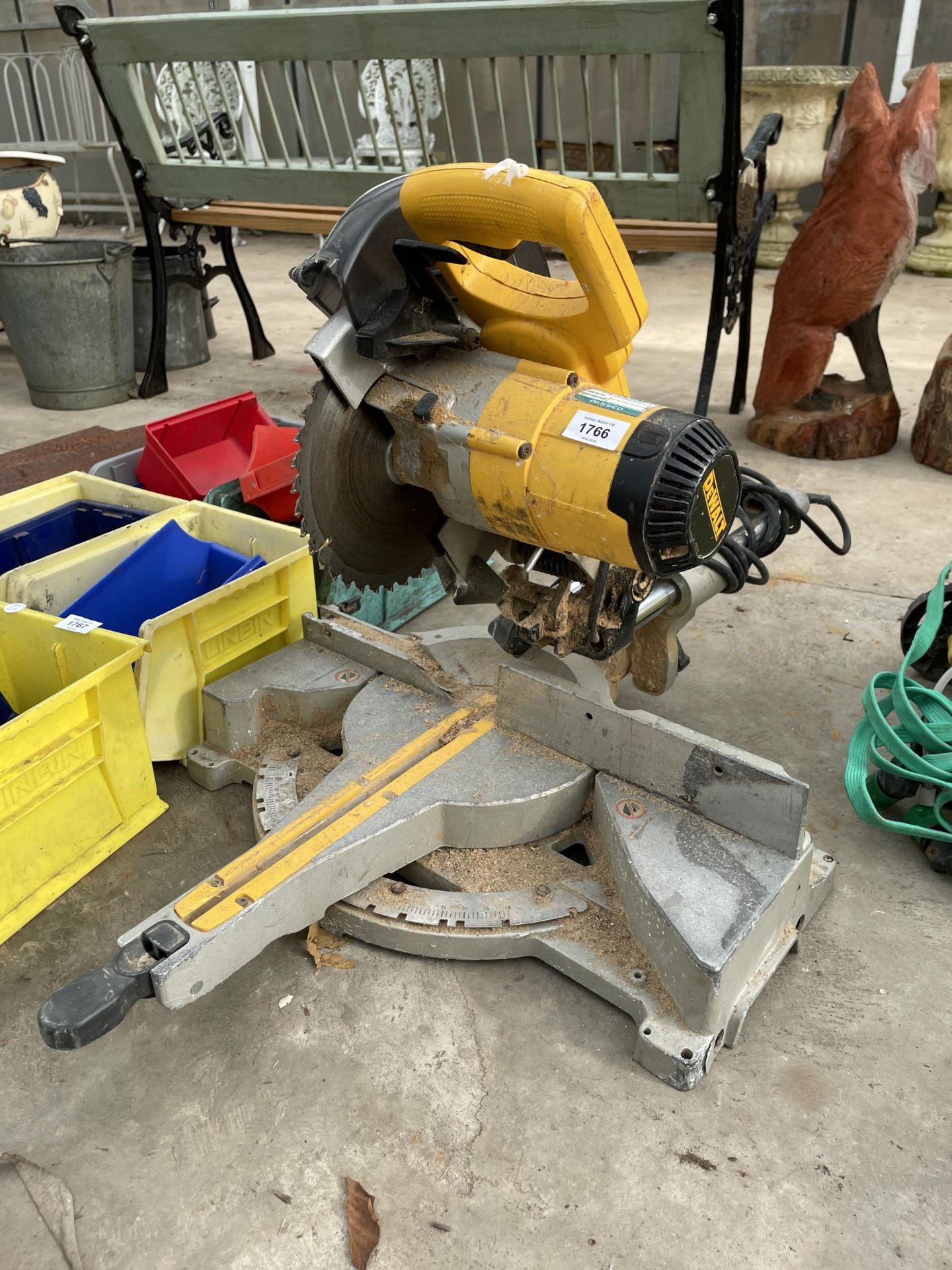 A DEWALT ELECTRIC COMPOUND MITRE SAW BELIEVED IN WORKING ORDER BUT NO WARRANTY - Bild 2 aus 3