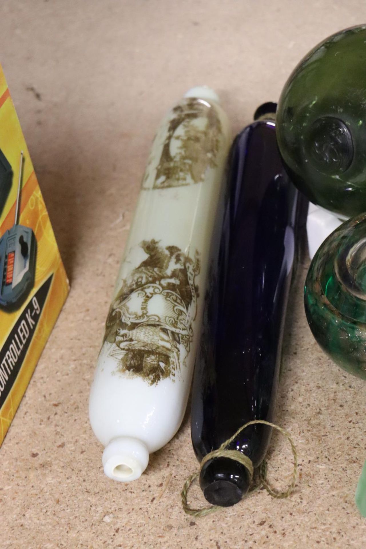 A QUANTITY OF VINTAGE GLASS TO INLCUDE TWO ROLLING PINS, GREEN GLASS VASES, ETC - Image 2 of 5