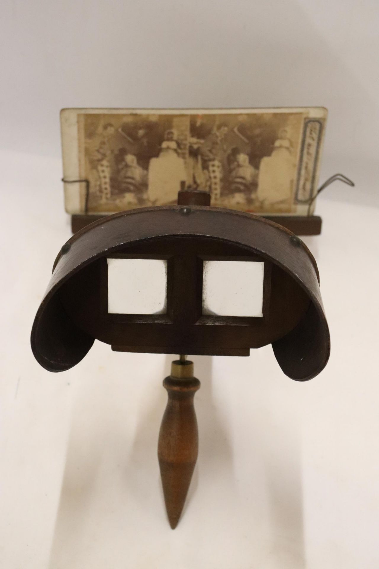 A VICTORIAN STEREO VIEWER WITH CARDS - Bild 5 aus 8