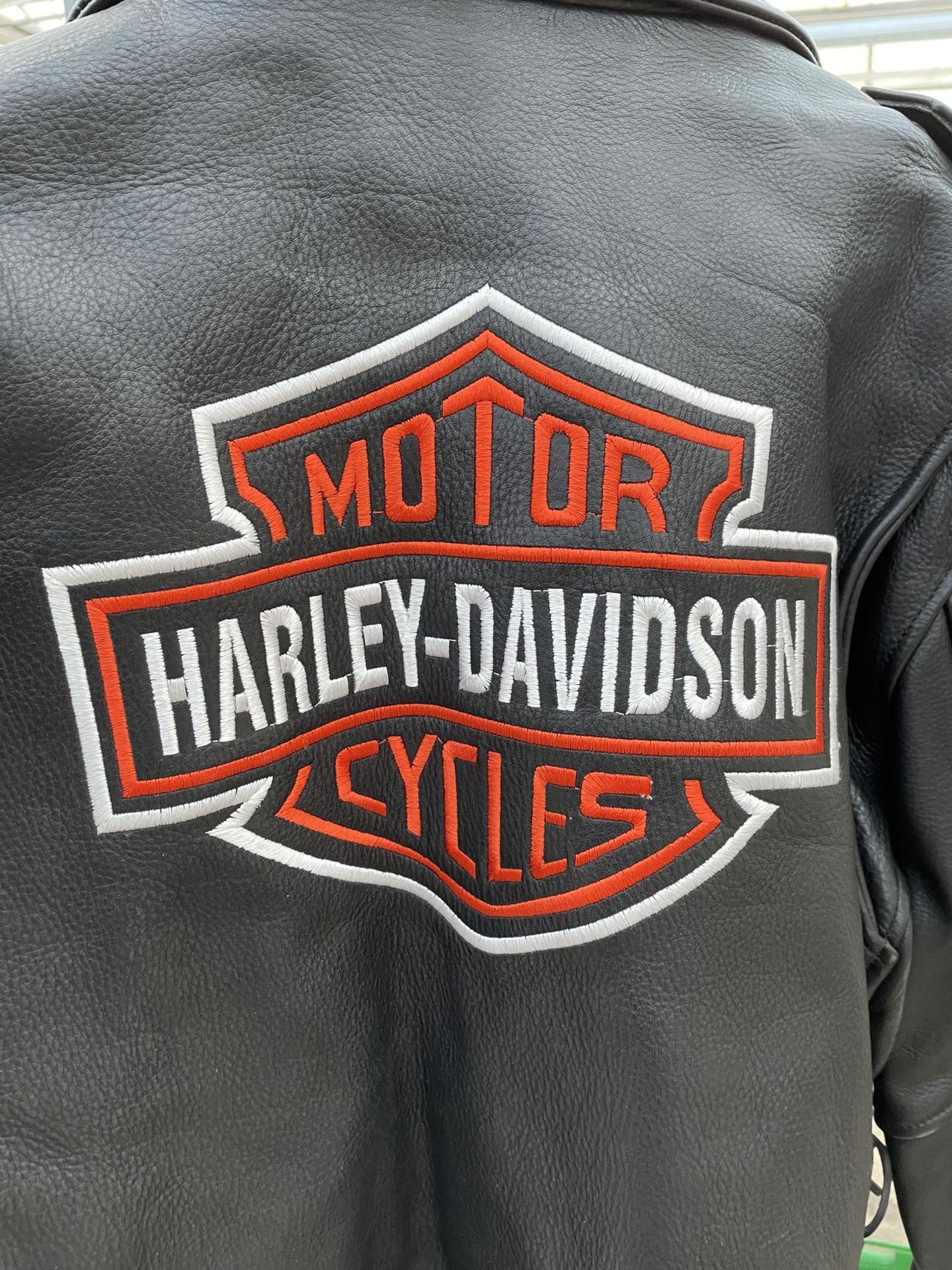 A HARLEY DAVIDSON CALF LEATHER LARGE MENS MOTORBIKE JACKET IN VERY GOOD CONDITION - Bild 2 aus 8