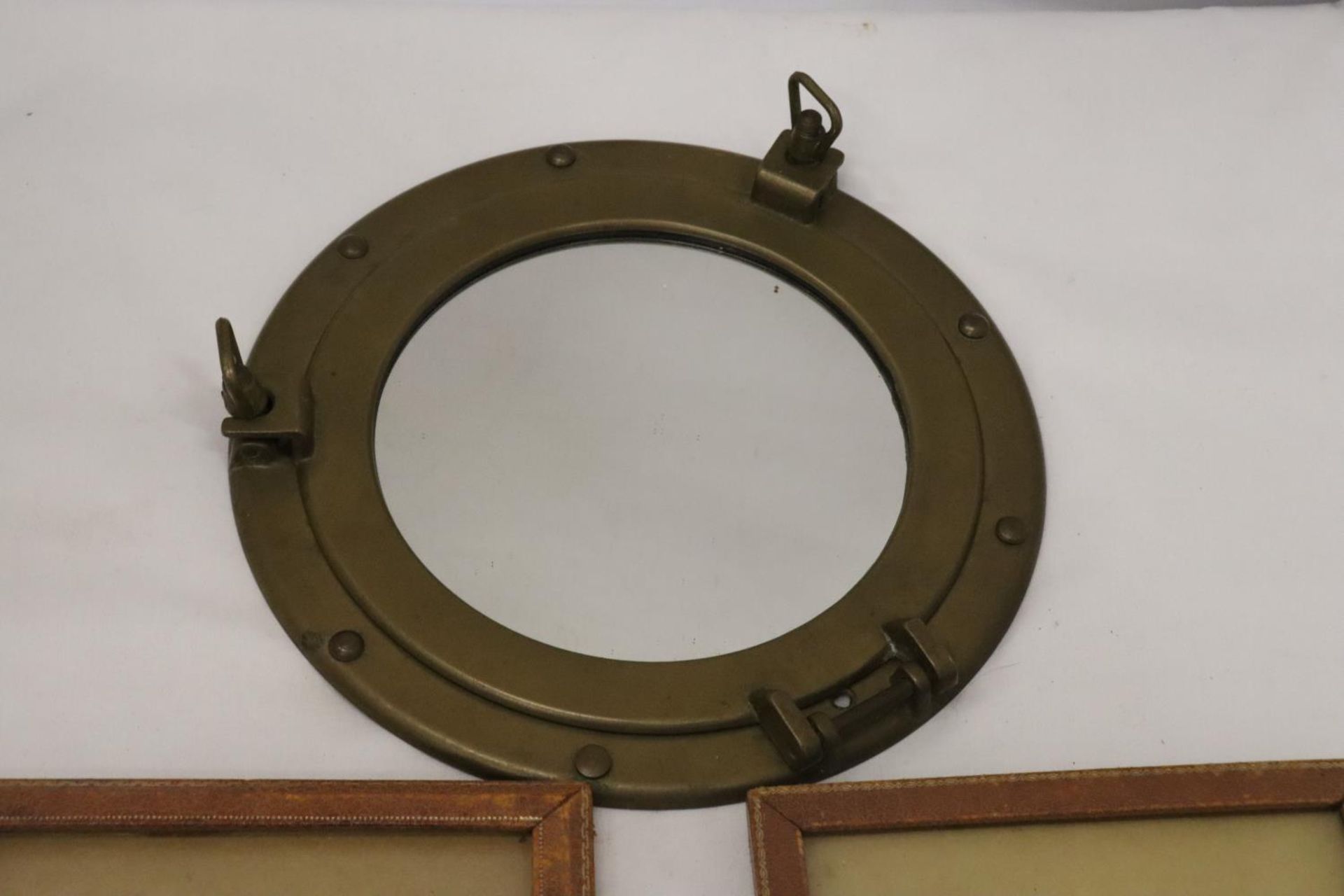 A BRASS PORTHOLE MIRROR WITH TWO WOODEN FRAMES - Bild 5 aus 9