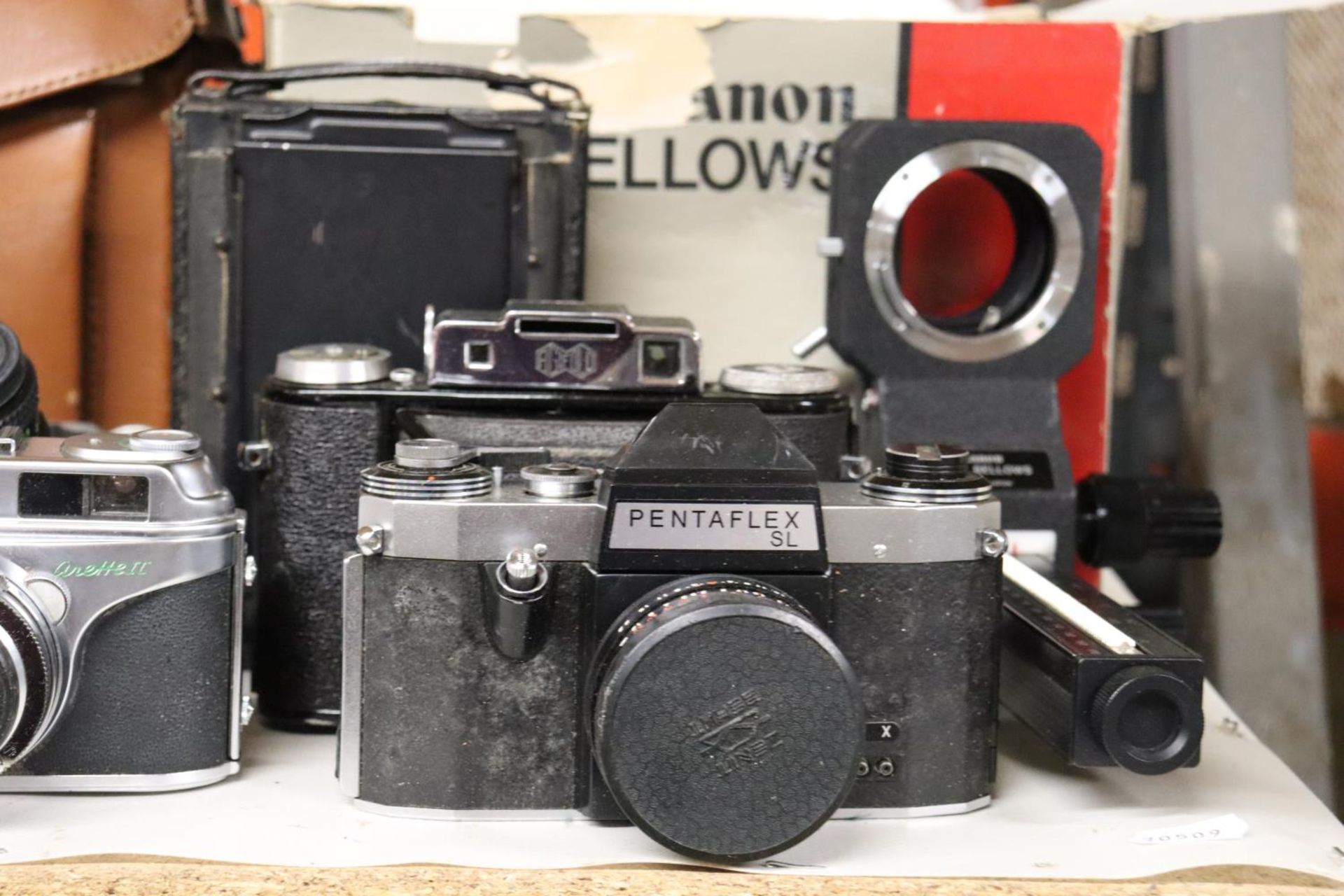 A COLLECTION OF VINTAGE CAMERAS TO INCLUDE PETRI GX-1, RICOH SUPERSHOT 24, MINOLTA 110 ZOOM SLR, - Image 3 of 8