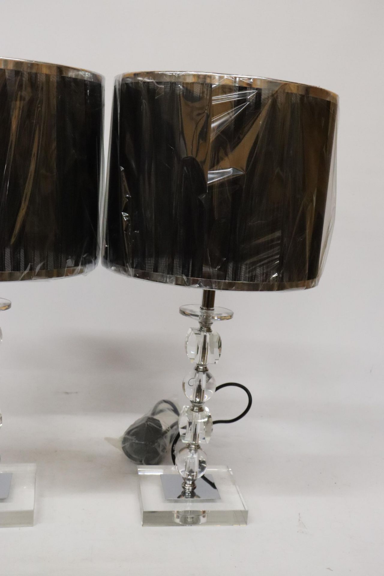 A PAIR OF MODERN TABLE LAMPS WITH SHADES, HEIGHT 60CM - Image 3 of 7