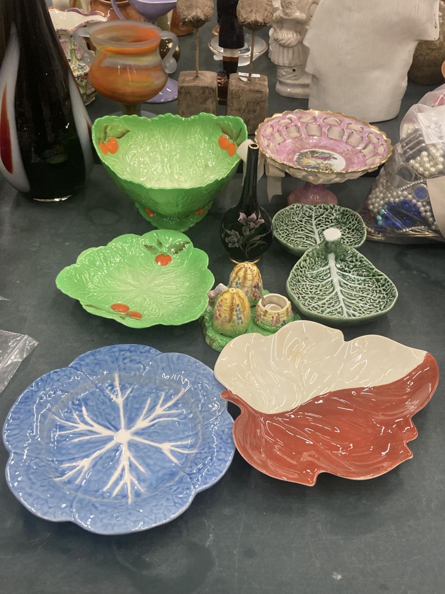 A QUANTITY OF VINTAGE CERAMICS TO INCLUDE CARLTON WARE LEAF PLATES AND BOWL, ROYAL WINTON CRUET