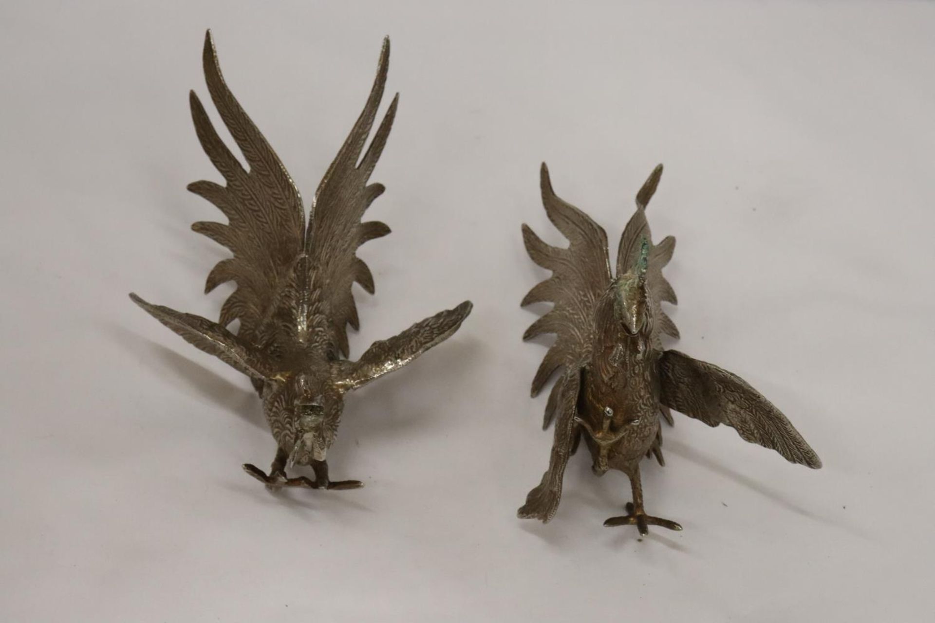 A PAIR OF VINTAGE WHITE METAL FIGHTING COCKS - Image 2 of 4