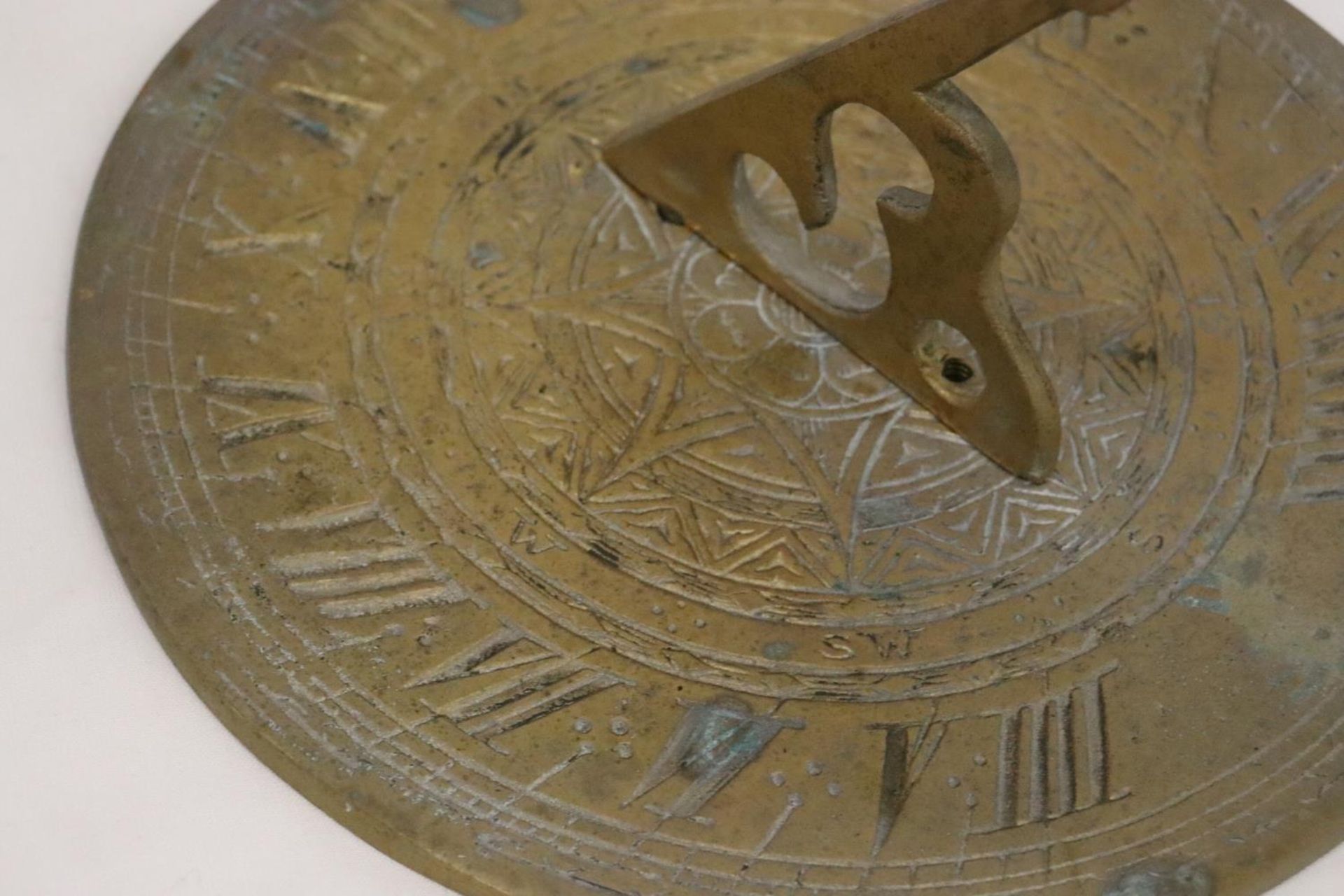 A BRASS SUNDIAL, DIAMETER 20CM - Image 4 of 5