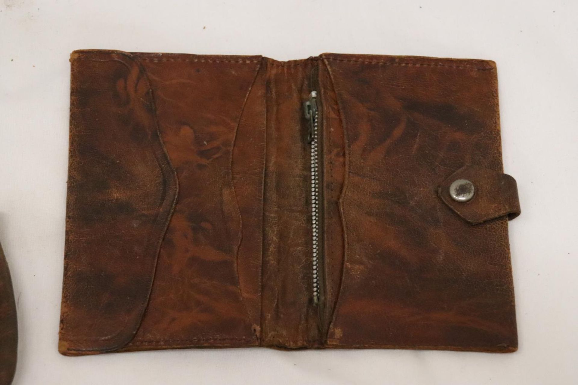 A QUANTITY OF VINTAGE WALLETS AND PURSES - Image 3 of 5