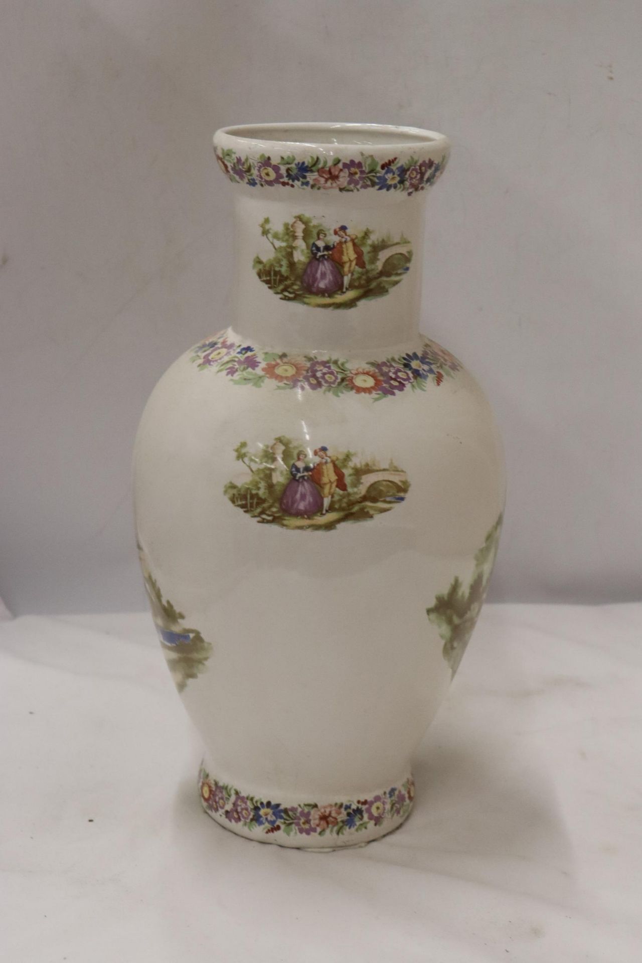 A LARGE VICTORIAN STYLE VASE WITH TRANSFER PRINTED PRINT, HEIGHT 37CM - Bild 3 aus 5