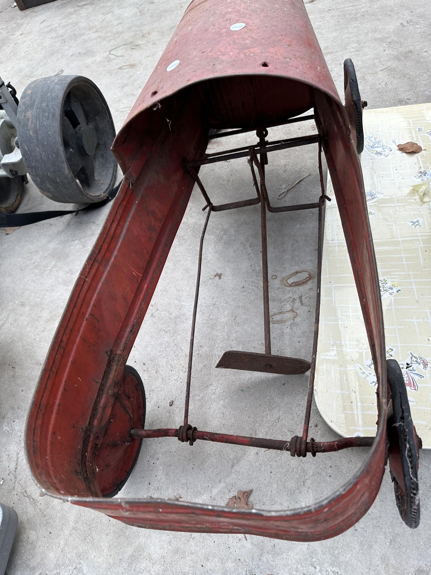 A VINTAGE TIN CHILDS CAR AND A LARGE CERAMIC TILE (TILE A/F) - Image 4 of 4