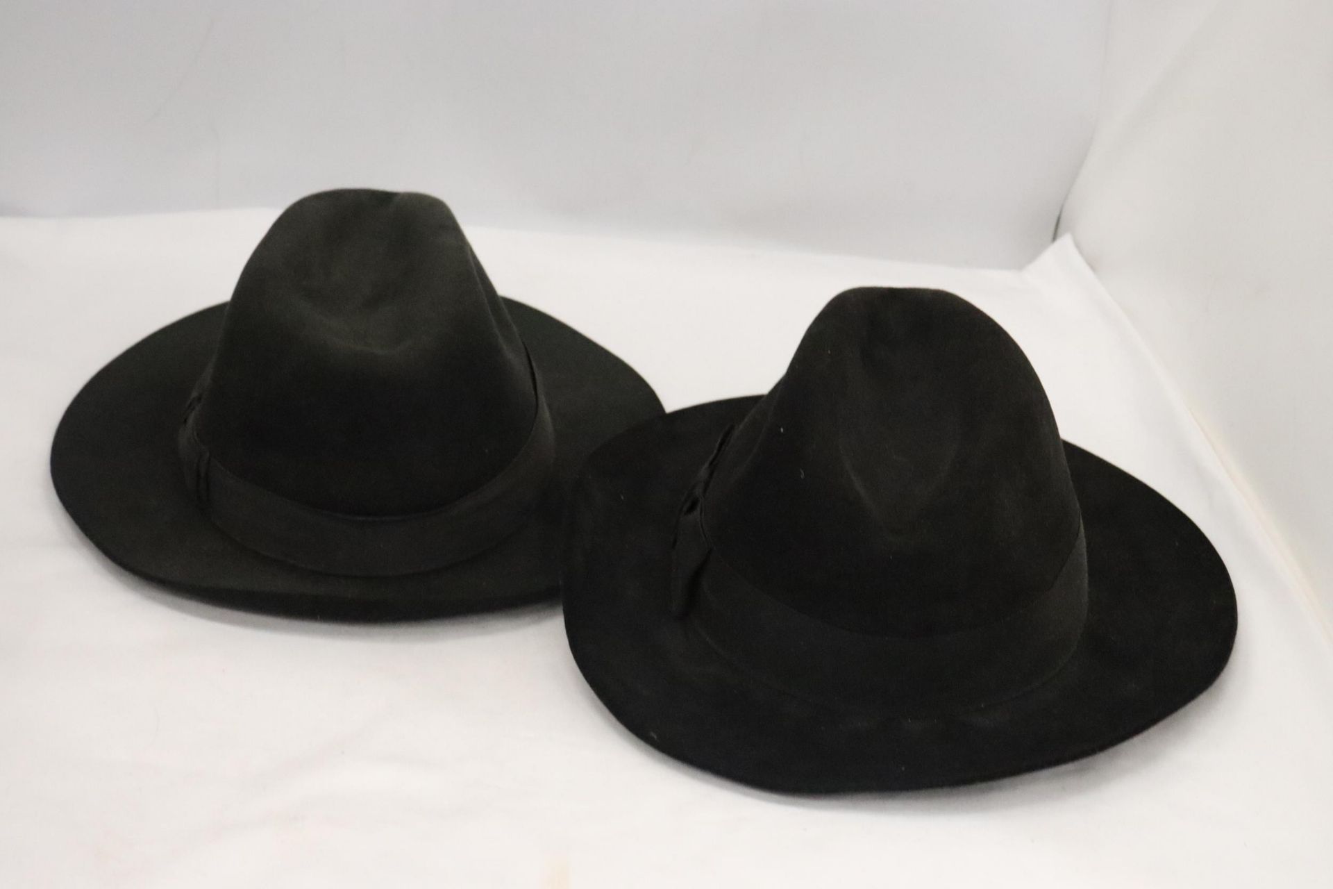 TWO FEDORA HATS - STRATFORD 57/7 WITH A GENUINE LEATHER BAND AND CHRISTYS OF LONDON SIZE 7 - Bild 3 aus 8