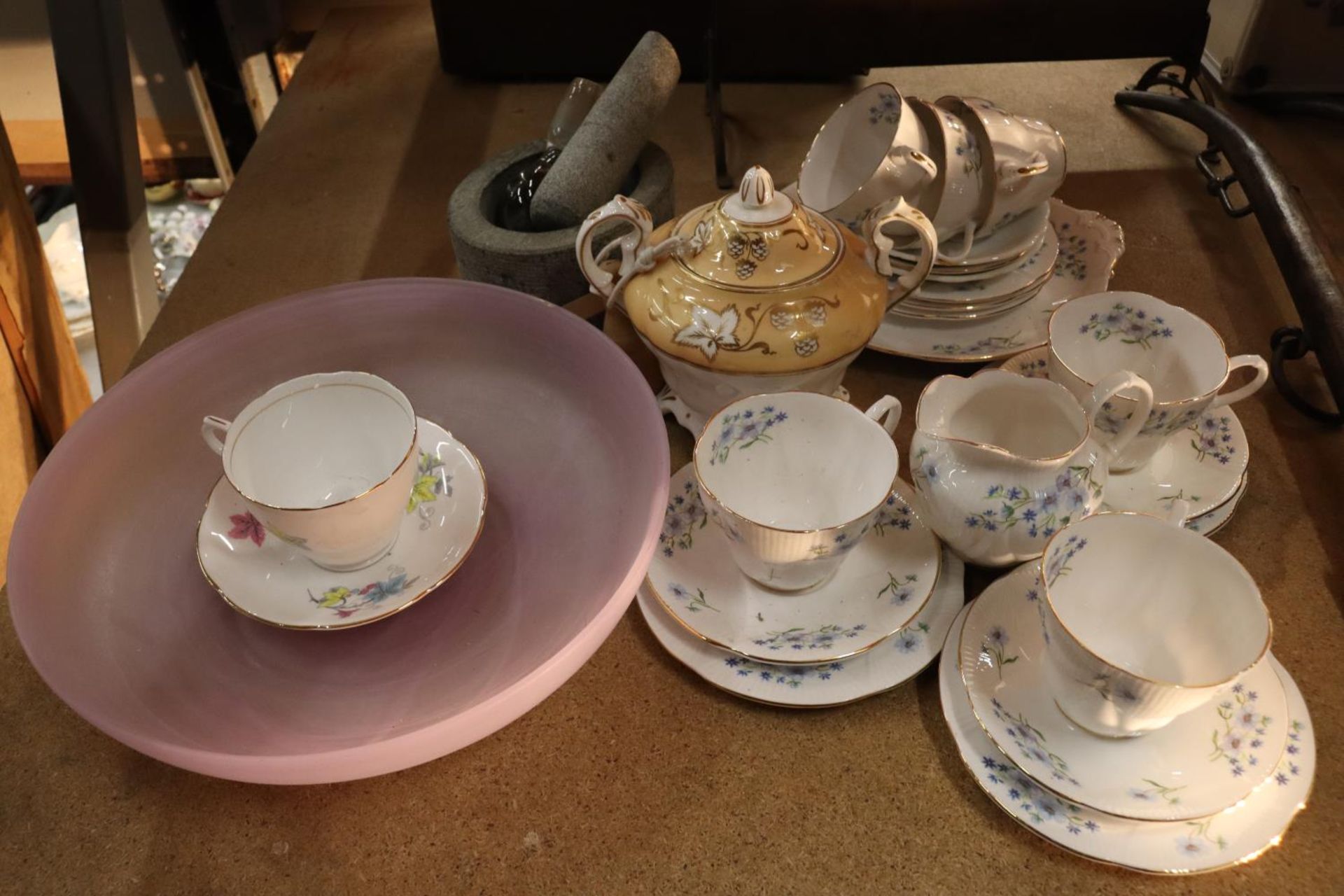 A MIXED LOT TO INCLUDE A RICHMOND "BLUE ROCK" TEASET, PESTAL AND MORTAR, GLASS BOWL, ETC., - Bild 2 aus 7