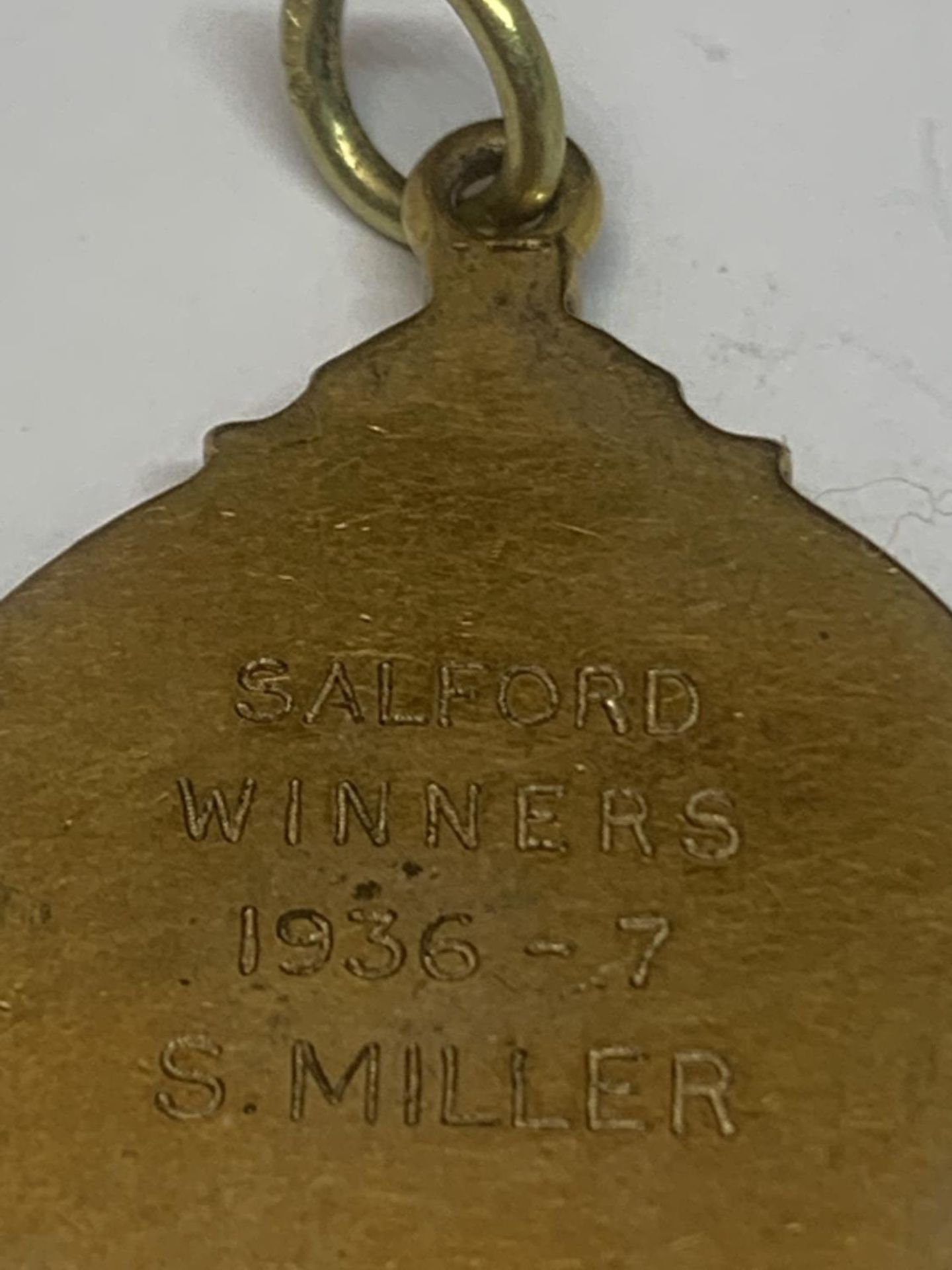 A HALLMARKED 9 CARAT GOLD NORTHERN RUGBY LEAGUE FOOTBALL MEDAL ENGRAVED SALFORD WINNERS 1936 -7 S. - Image 3 of 5