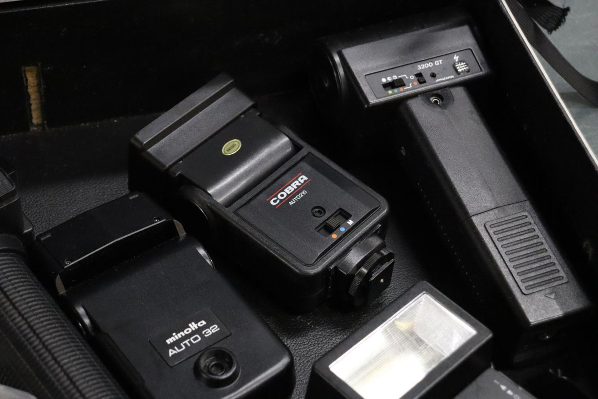 A QUANTITY OF VINTAGE FLASH'S TO INCLUDE VIVITARM283 AUTO THYRISTOR, MINOLTA AUTO 32, VIVITAR 2500 - Image 4 of 8