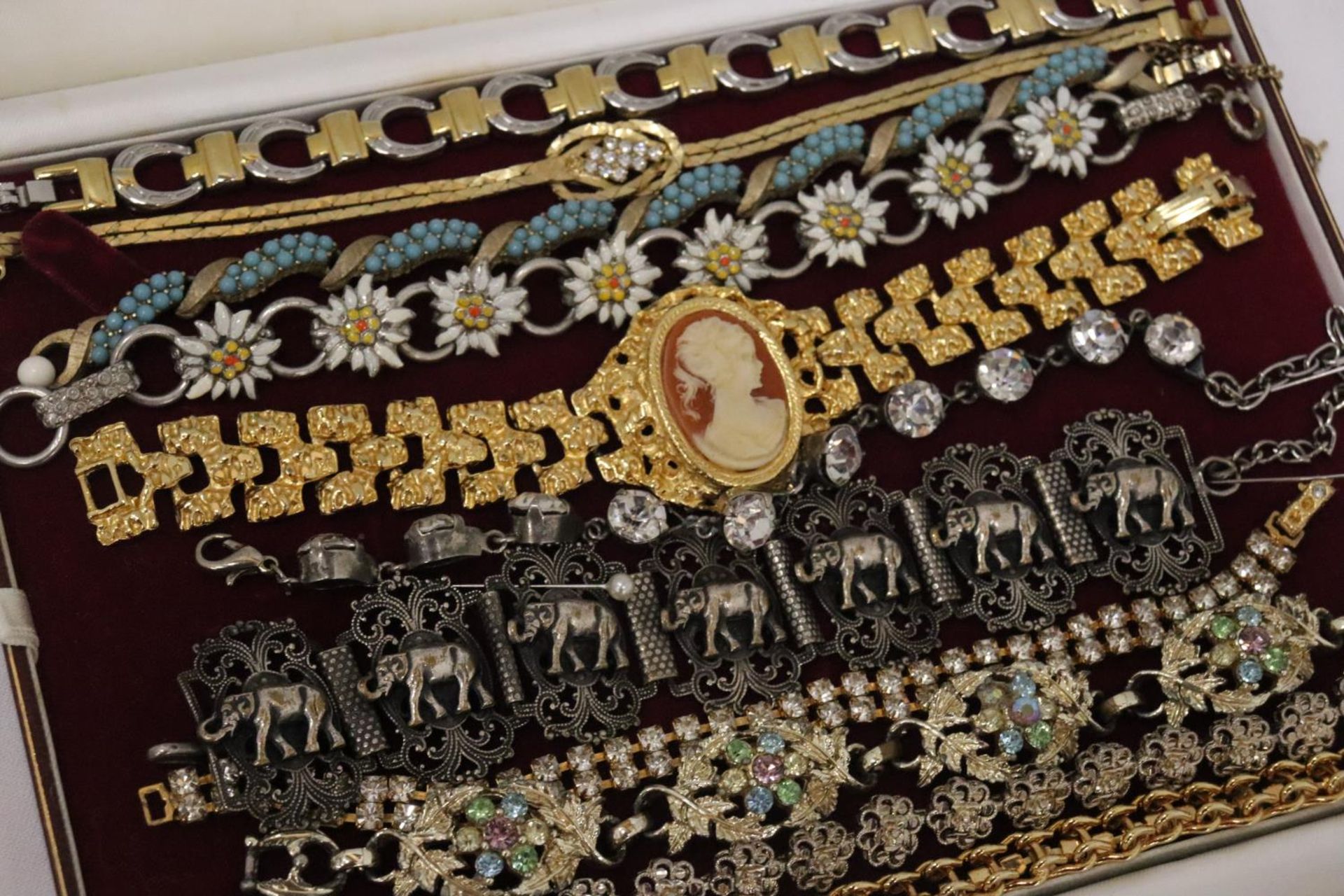 ELEVEN VARIOUS BRACELETS TO INCLUDE JEWELLED, CAMEO, ELEPHANT IN A PRESENTATION BOX - Image 4 of 7