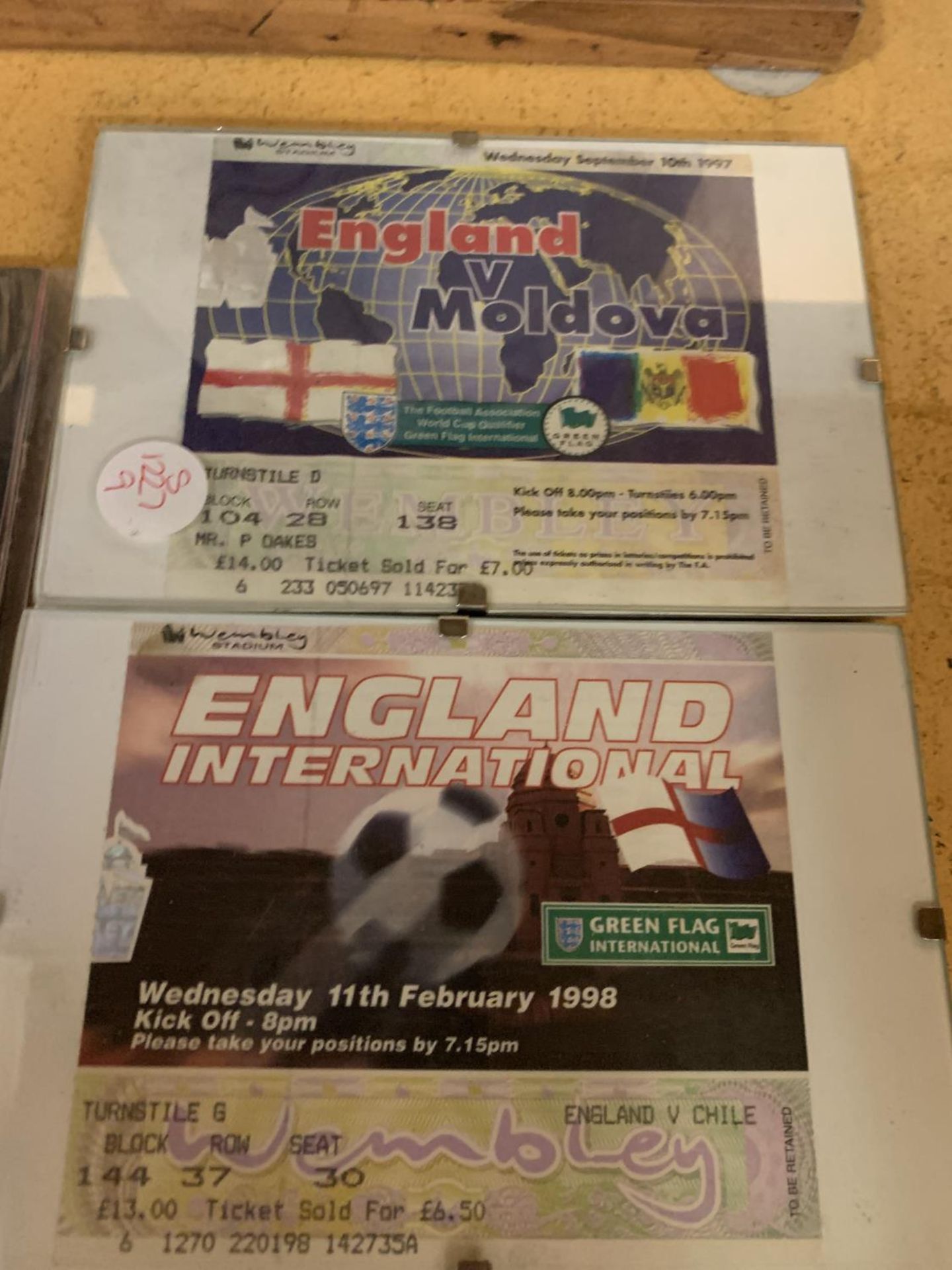 FIVE FRAMED ENGLAND INTERNATIONAL MATCHDAY TICKETS FROM THE 1990'S, PLUS A COMPLETE OFFICIAL COIN - Bild 5 aus 5