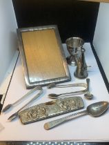 EIGHT ITEMS OF SILVER AND SILVER PLATE TO INCLUDE A SPOON, PHOTOGRAPH FRAME, EGG CUP, SNUFFER,