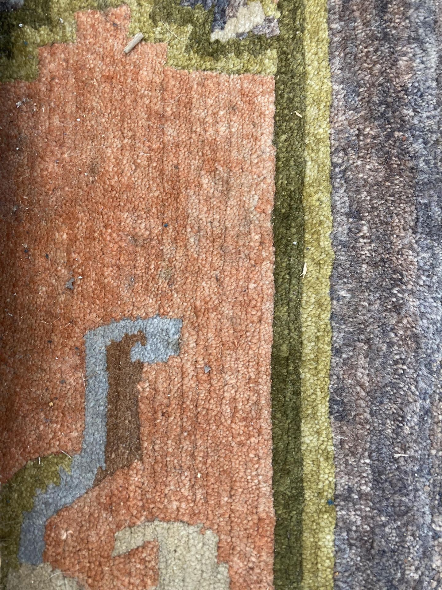 A LARGE MULTICOLOURED PATTERNED FRINGED RUG - Image 2 of 3