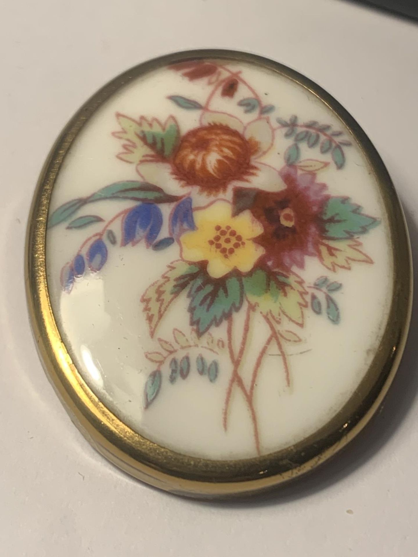 A ROYAL WORCESTER OVAL BROOCH - Image 4 of 4