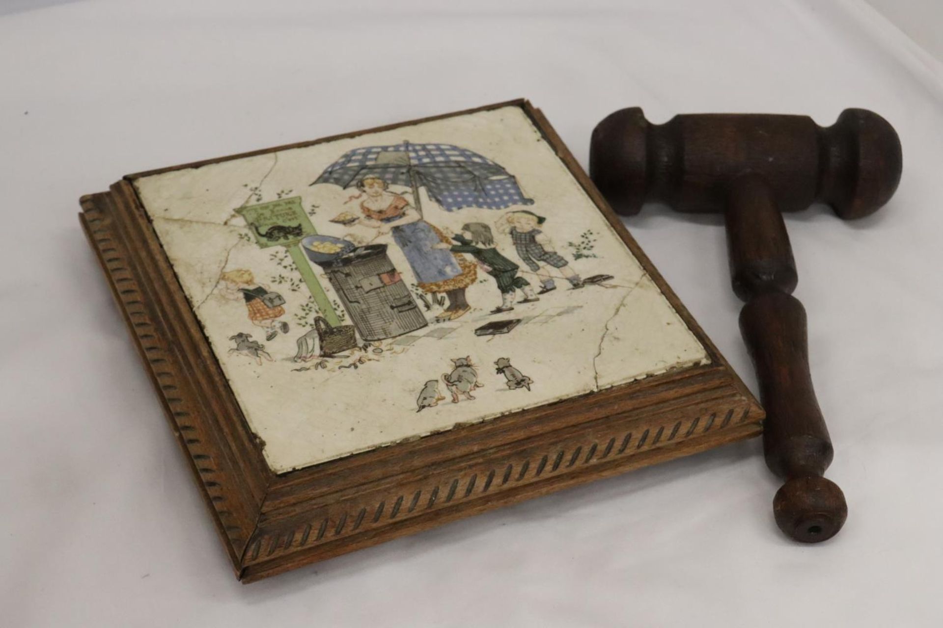 A LARGE AUCTIONEERS GAVEL WITH A TILED PLINTH - Image 5 of 6