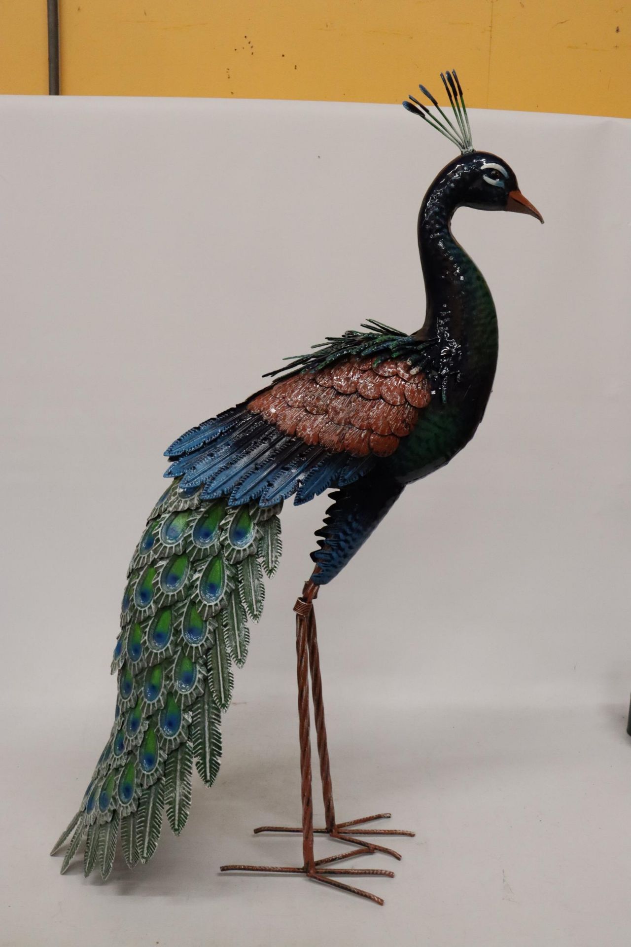 A HEAVY METAL PAINTED PEACOCK GARDEN ORNAMENT, 1 METRE HIGH - Image 7 of 8