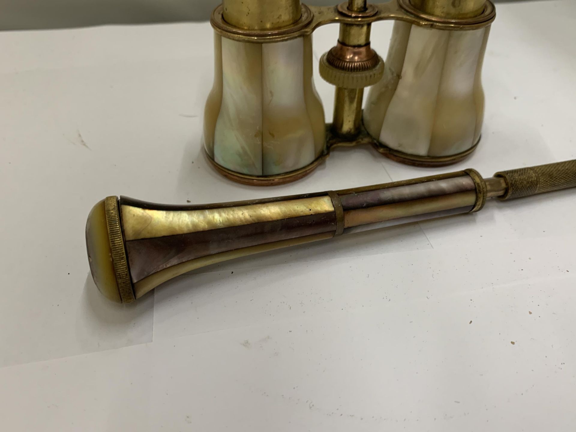 AN ANTIQUE PAIR OF MOTHER OF PEARL OPERA GLASSES WITH A MATCHING HANDLE - Image 3 of 3