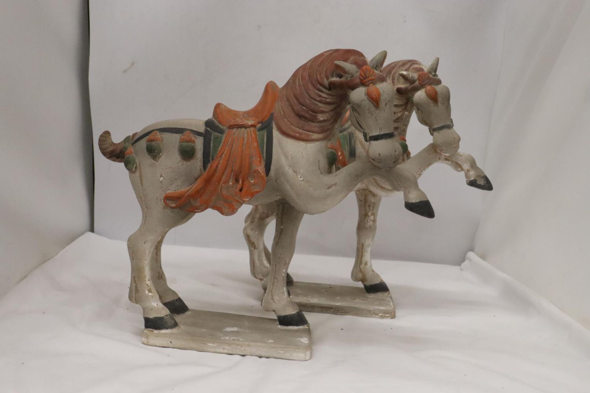 TWO TANG DYNASTY STYLE HORSES - Bild 2 aus 6